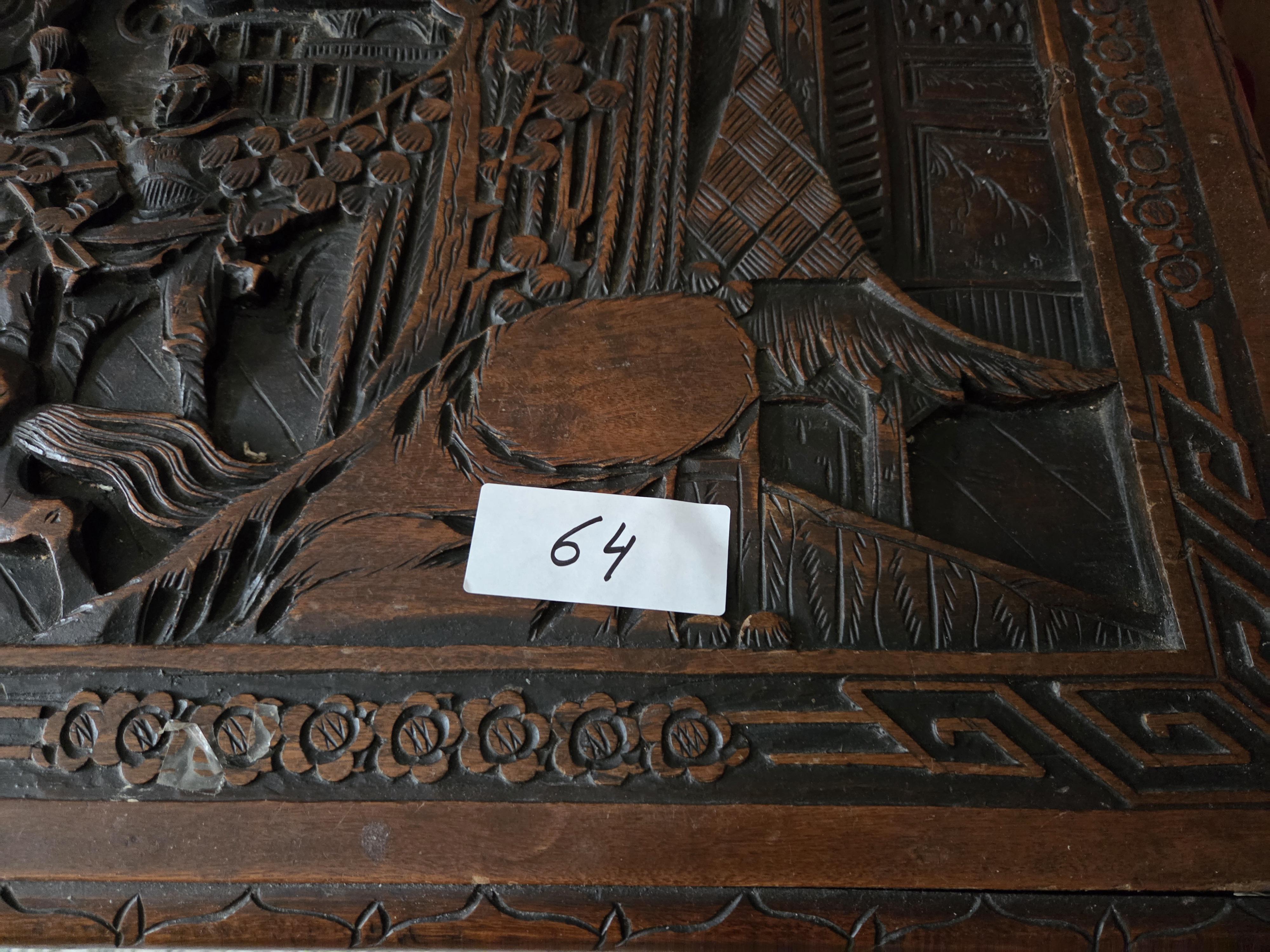 Klassieke dekenkist met zeer rijk en diep houtsnijwerk rondom met taferelen van ruiters en figuren lot 64 – foto 2 – kavel bij Goeiendeal, Jette