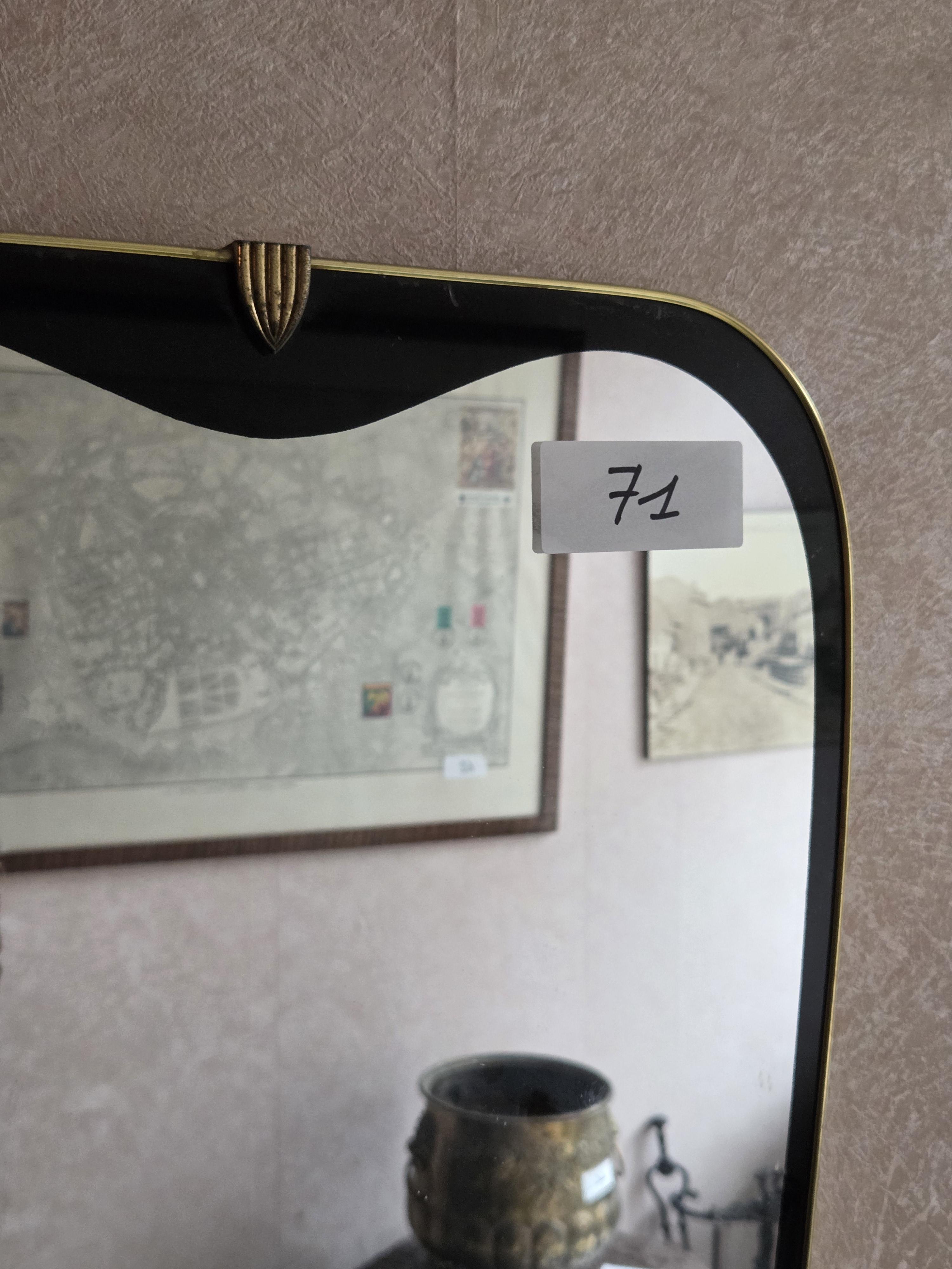 Wandspiegel in asymmetrische vintage vorm met een tweekleurige zwarte en goudkleurige rand lot 71 – foto 2 – kavel bij Goeiendeal, Jette