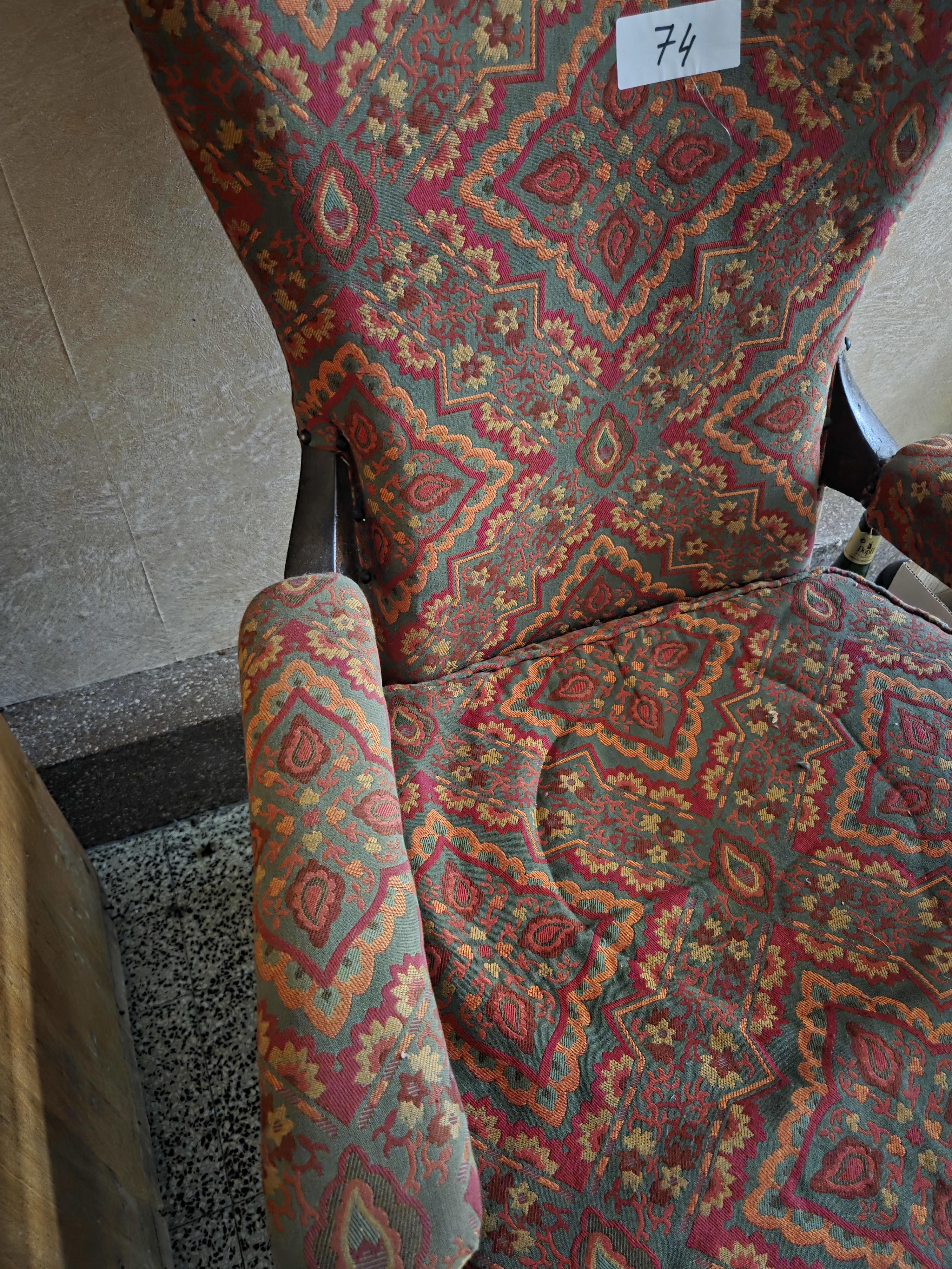 Comfortabele oorfauteuil / armstoel met een rijk gedecoreerde stoffering met rood-groen patroon lot 74 – foto 3 – kavel bij Goeiendeal, Jette