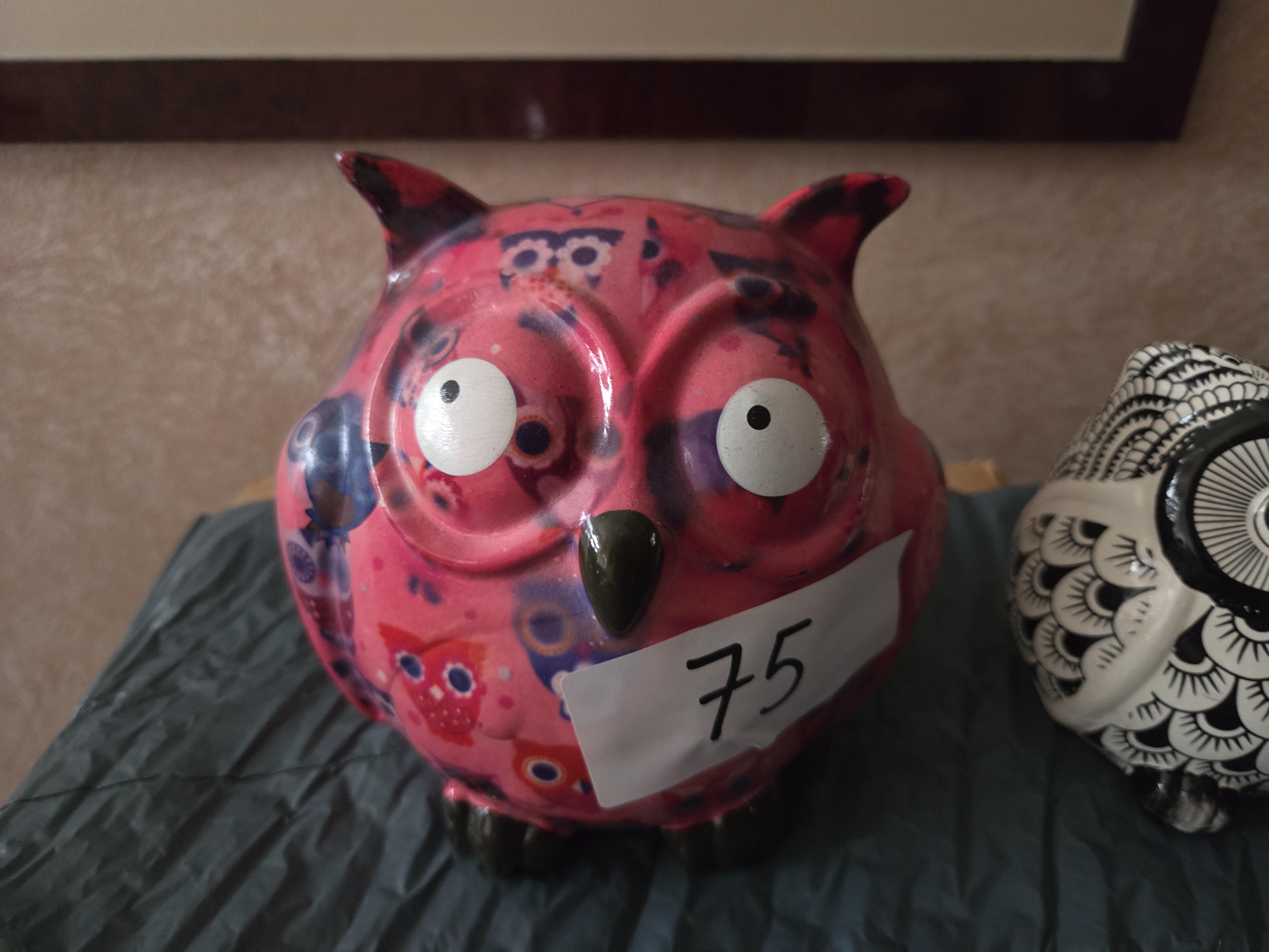 Set van 3 diverse uilenbeeldjes waaronder een roze uil met uiltjespatroon en een uil zittend op een boek lot 75 – foto 2 – kavel bij Goeiendeal, Jette