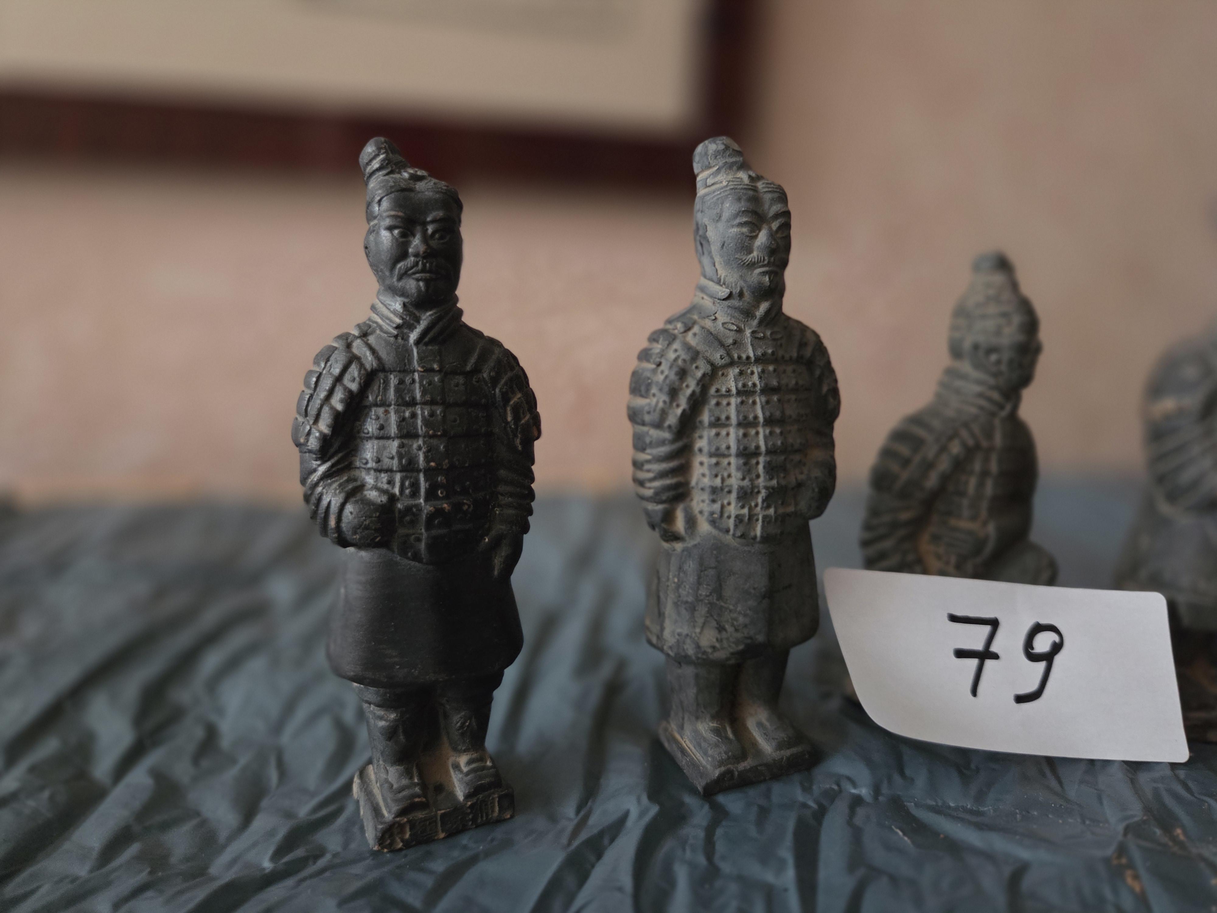 Set van 4 miniatuurbeeldjes van krijgers uit het terracottaleger lot 79 – foto 2 – kavel bij Goeiendeal, Jette