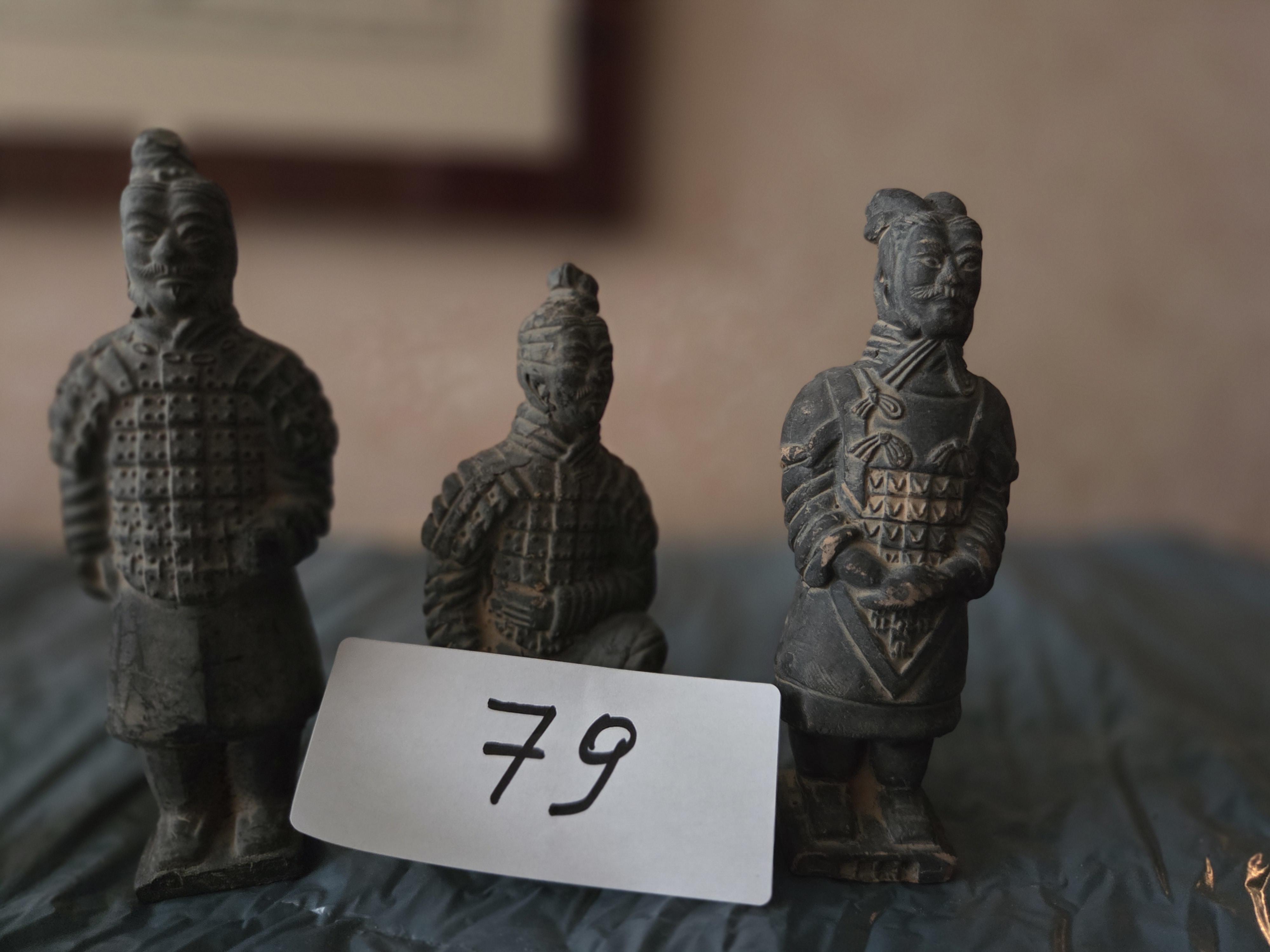 Set van 4 miniatuurbeeldjes van krijgers uit het terracottaleger lot 79 – foto 3 – kavel bij Goeiendeal, Jette