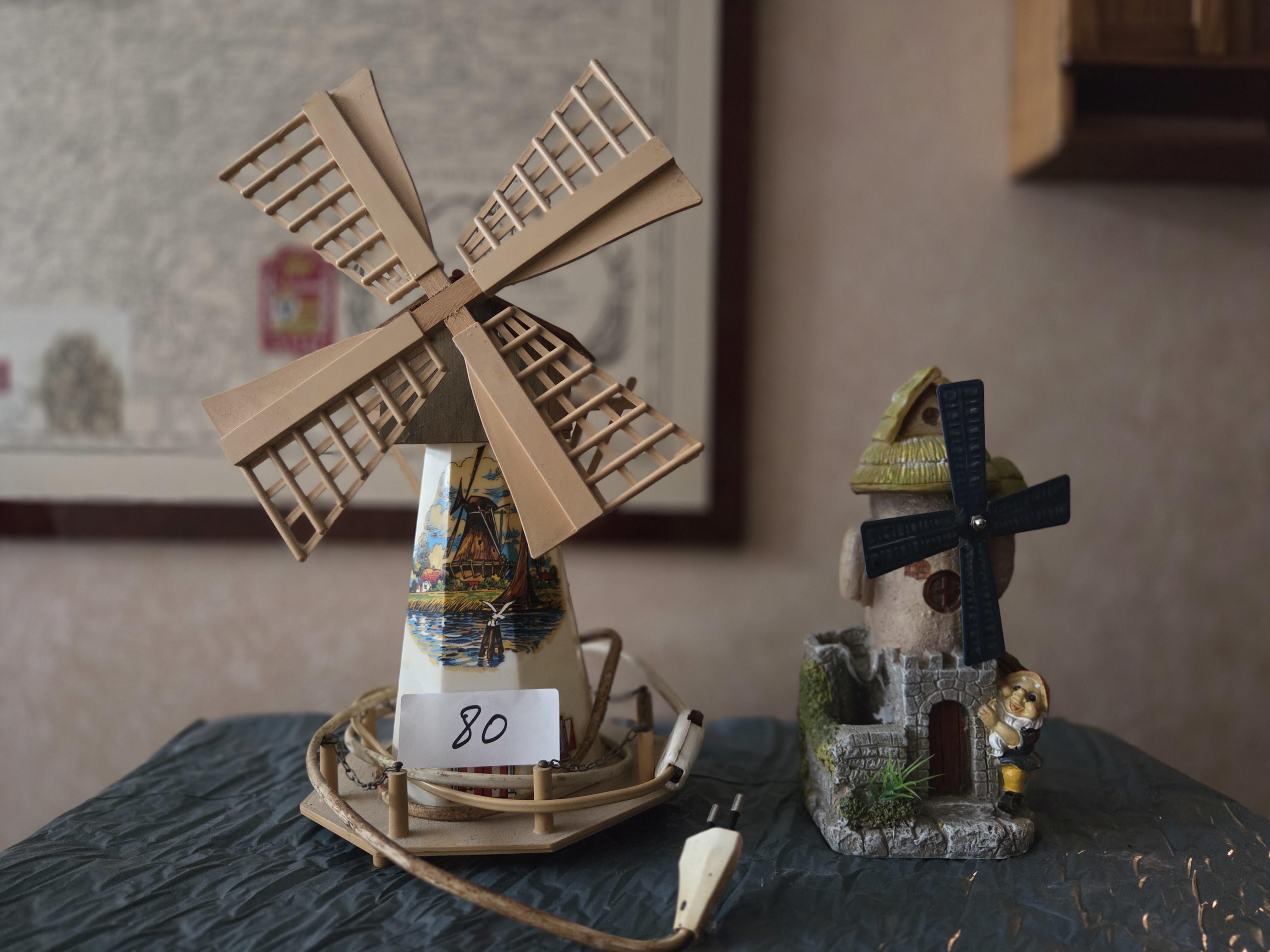 Set van 2 decoratieve windmolens waaronder één elektrisch verlicht model met molenprint op de voet lot 80 – foto 2 – kavel bij Goeiendeal, Jette