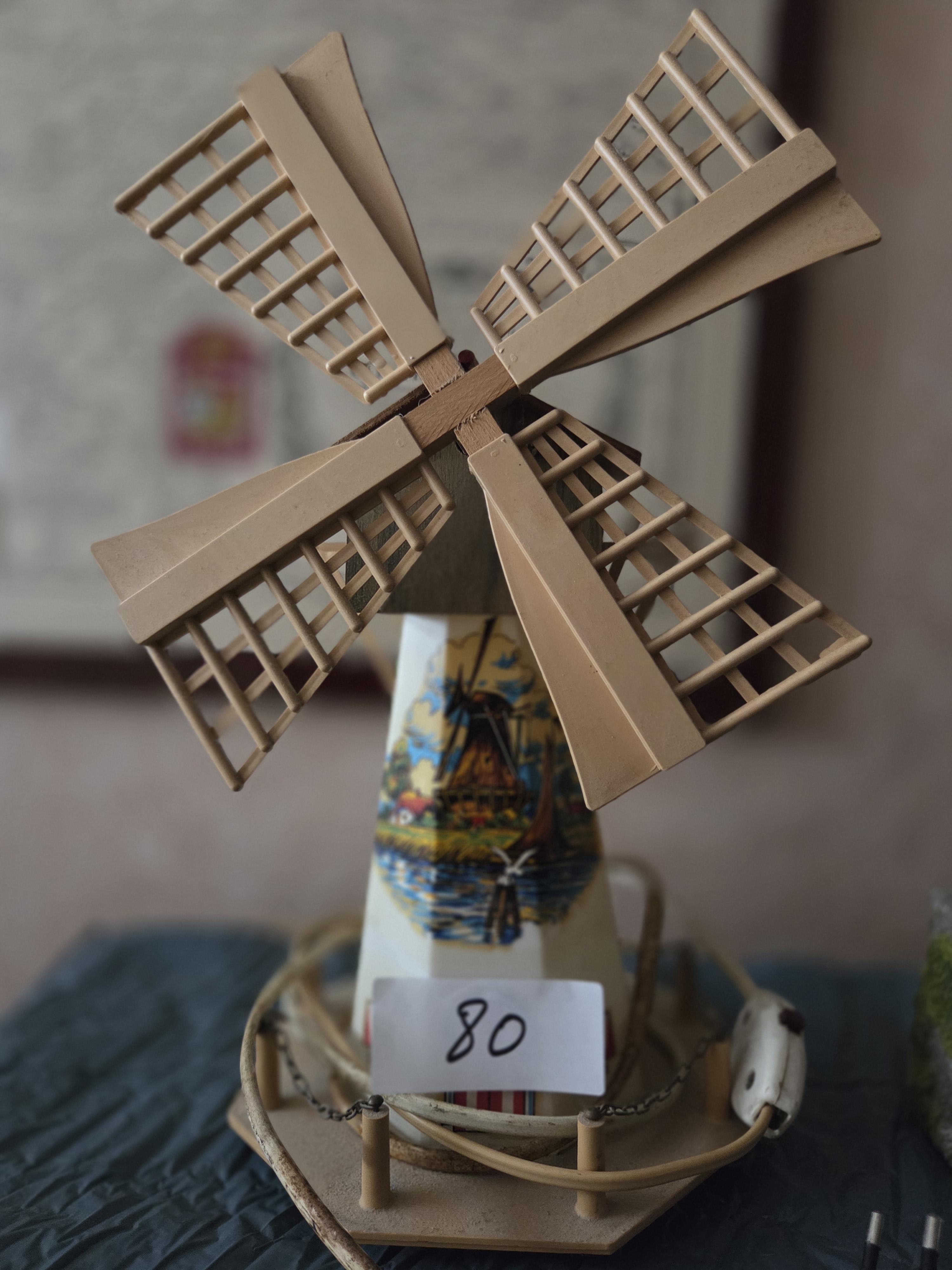 Set van 2 decoratieve windmolens waaronder één elektrisch verlicht model met molenprint op de voet lot 80 – foto 3 – kavel bij Goeiendeal, Jette