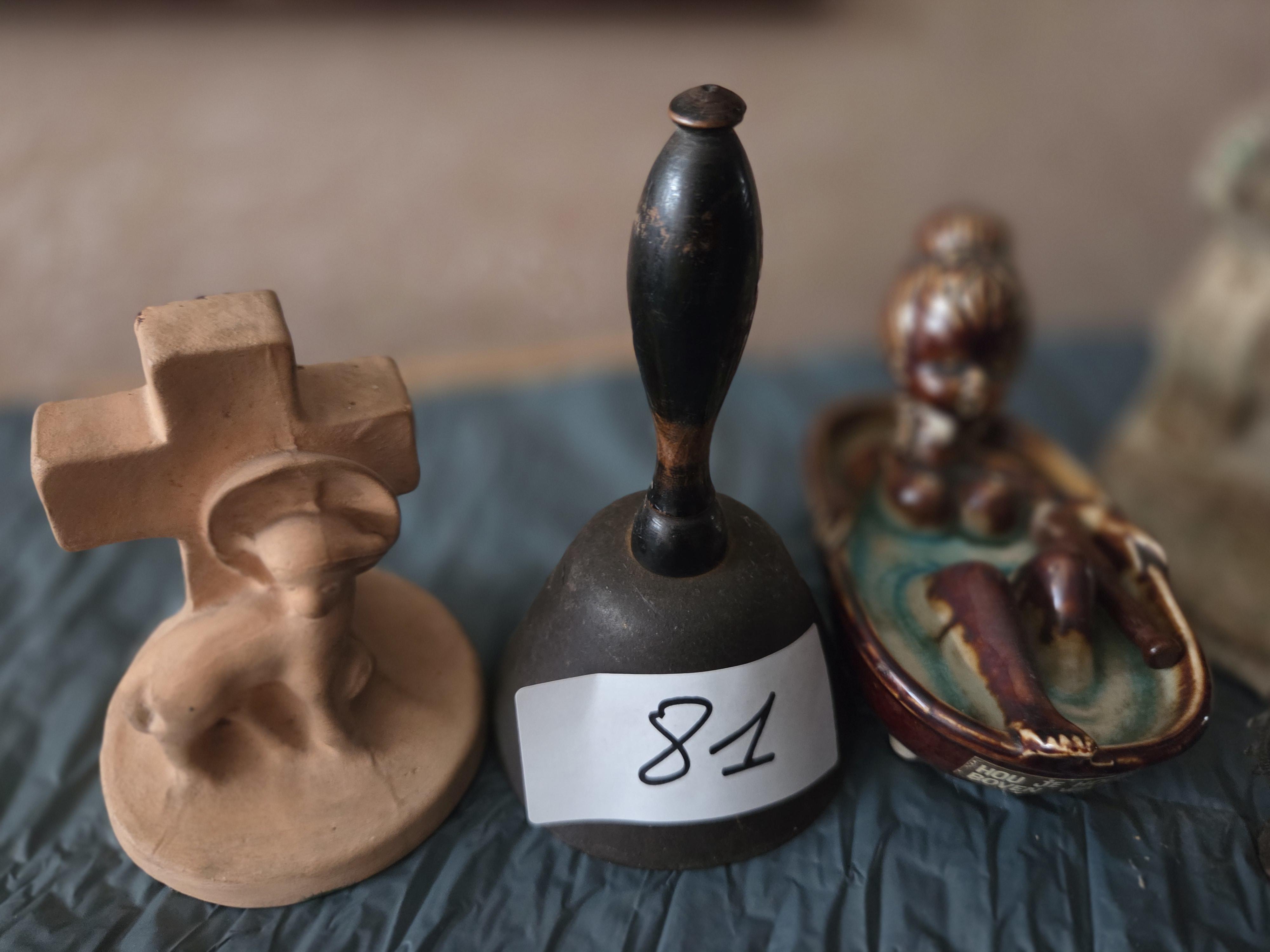 Gevarieerd lot decoratie-en verzamelobjecten waaronder een handbel met handvat, religieuze beeldjes en een asbakje lot 81 – foto 2 – kavel bij Goeiendeal, Jette