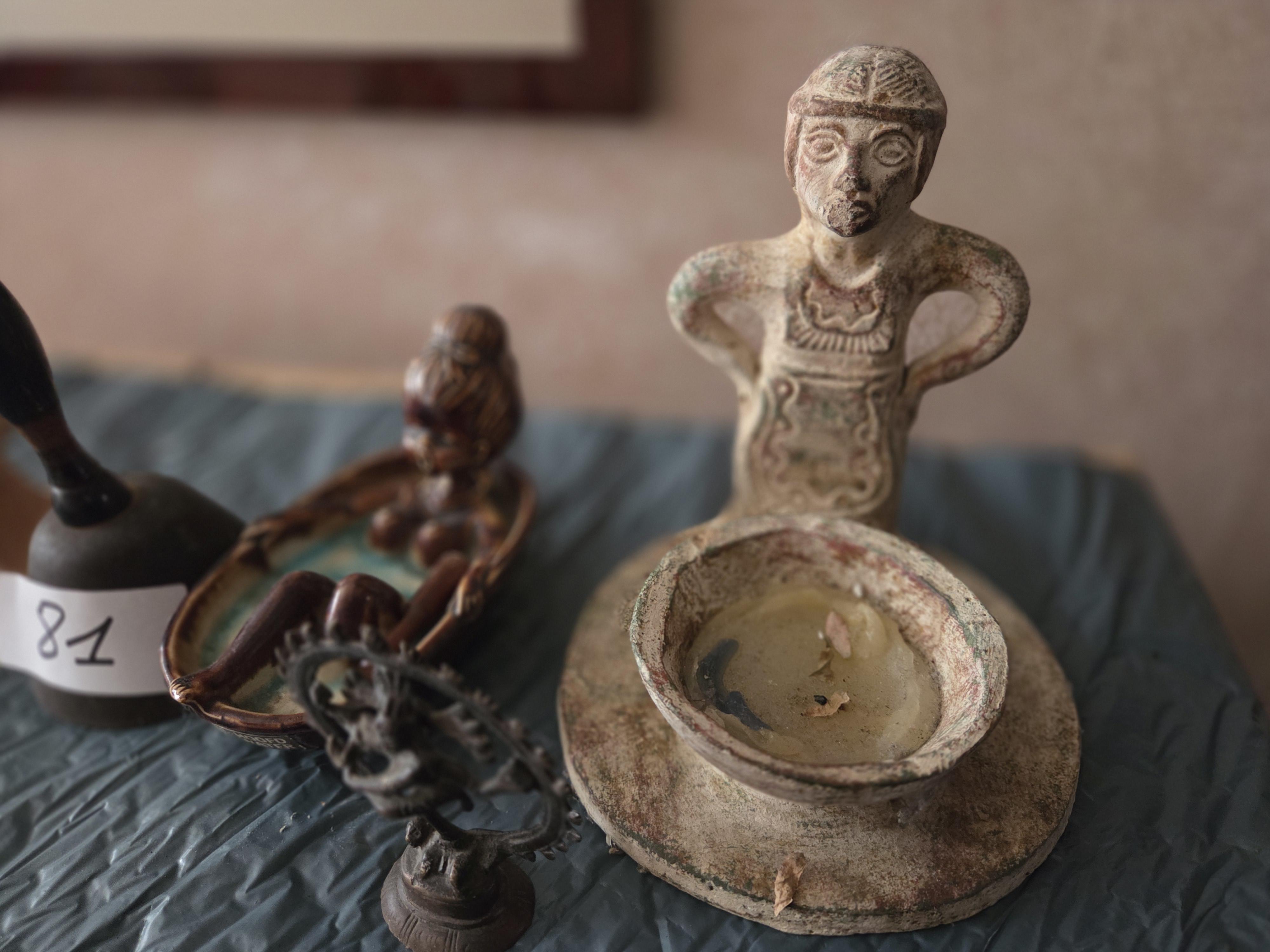 Gevarieerd lot decoratie-en verzamelobjecten waaronder een handbel met handvat, religieuze beeldjes en een asbakje lot 81 – foto 3 – kavel bij Goeiendeal, Jette
