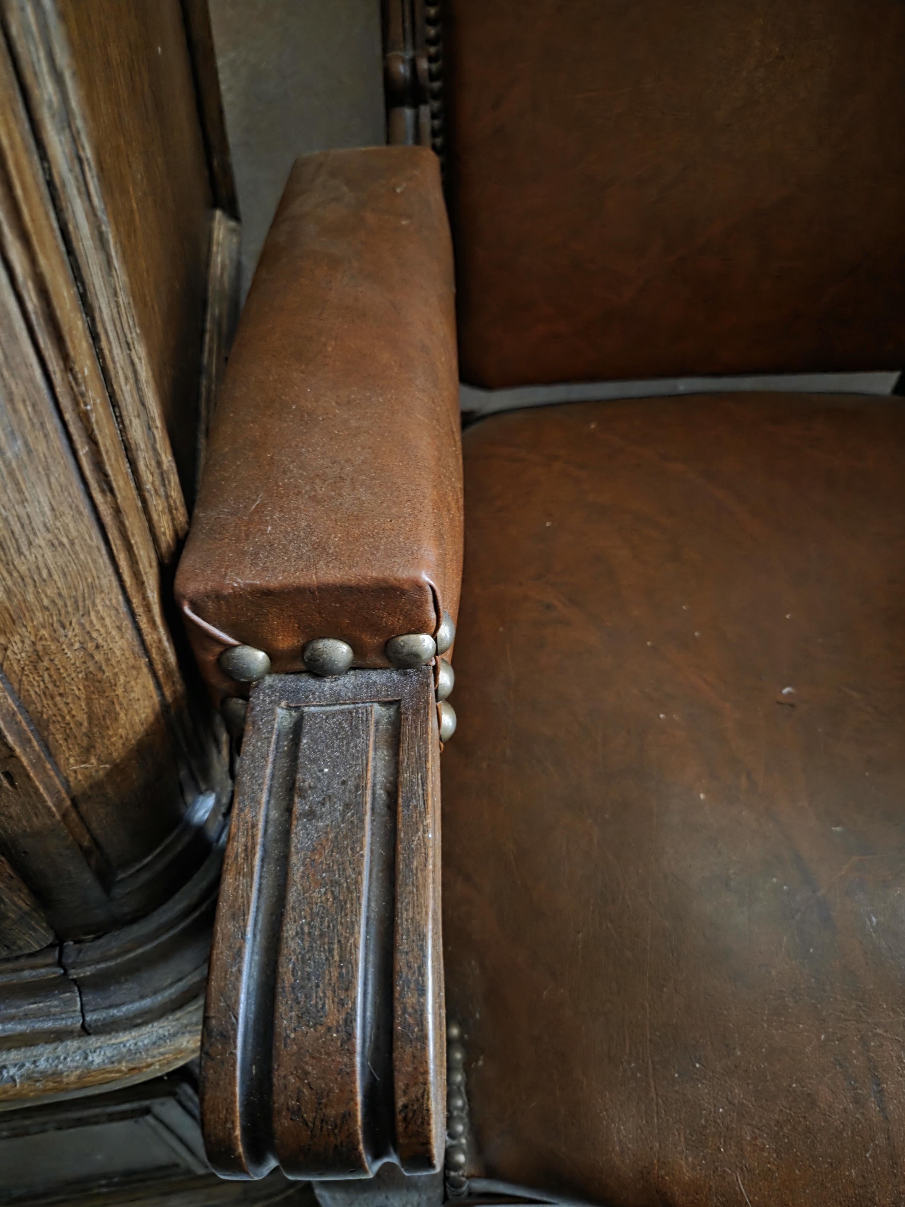 Klassieke fauteuil met lederen bekleding, afgewerkt met siernagels lot 83 – foto 3 – kavel bij Goeiendeal, Jette