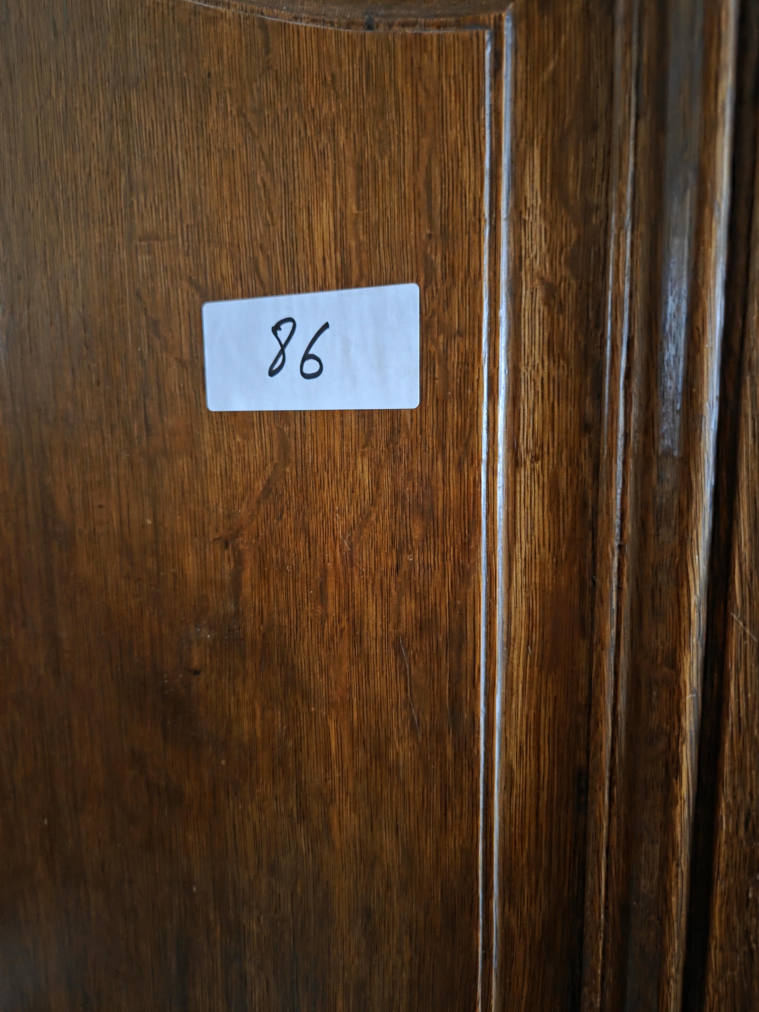 Grote tweedeurs kledingkast / armoire met een sierlijk gewelfde bovenzijde en paneeldeuren lot 86 – foto 2 – kavel bij Goeiendeal, Jette