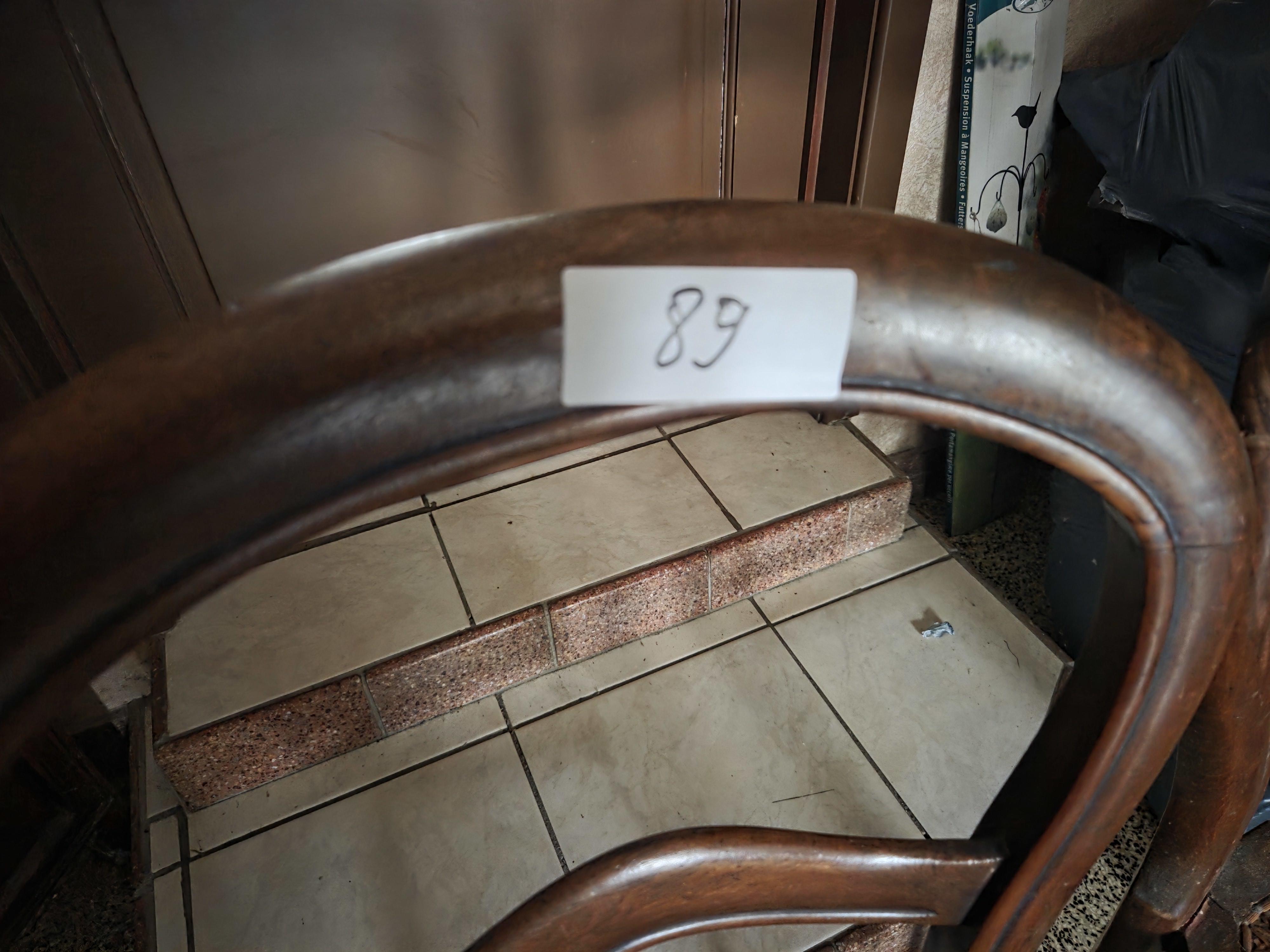 Set van 2 klassieke stoelen met opengewerkte rieten / canné zitting lot 89 – foto 2 – kavel bij Goeiendeal, Jette