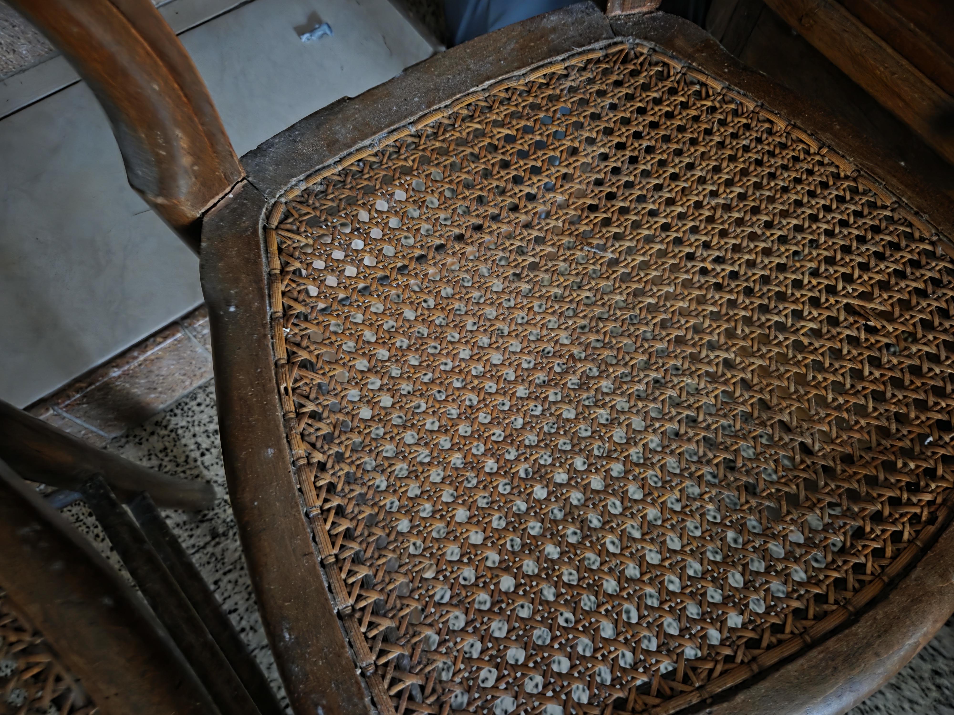 Set van 2 klassieke stoelen met opengewerkte rieten / canné zitting lot 89 – foto 4 – kavel bij Goeiendeal, Jette
