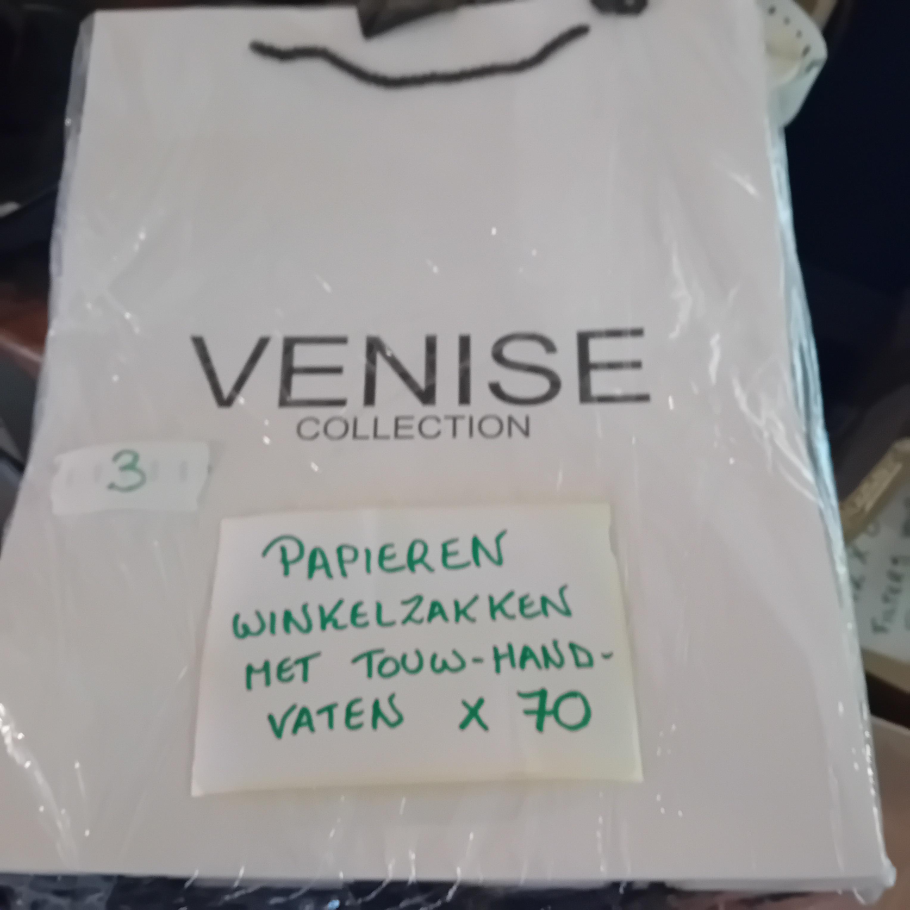 Groot lot van 70 papieren winkelzakken met touwhandvaten van het merk Venise Collection lot 2 – foto 2 – kavel bij Goeiendeal, Lommel