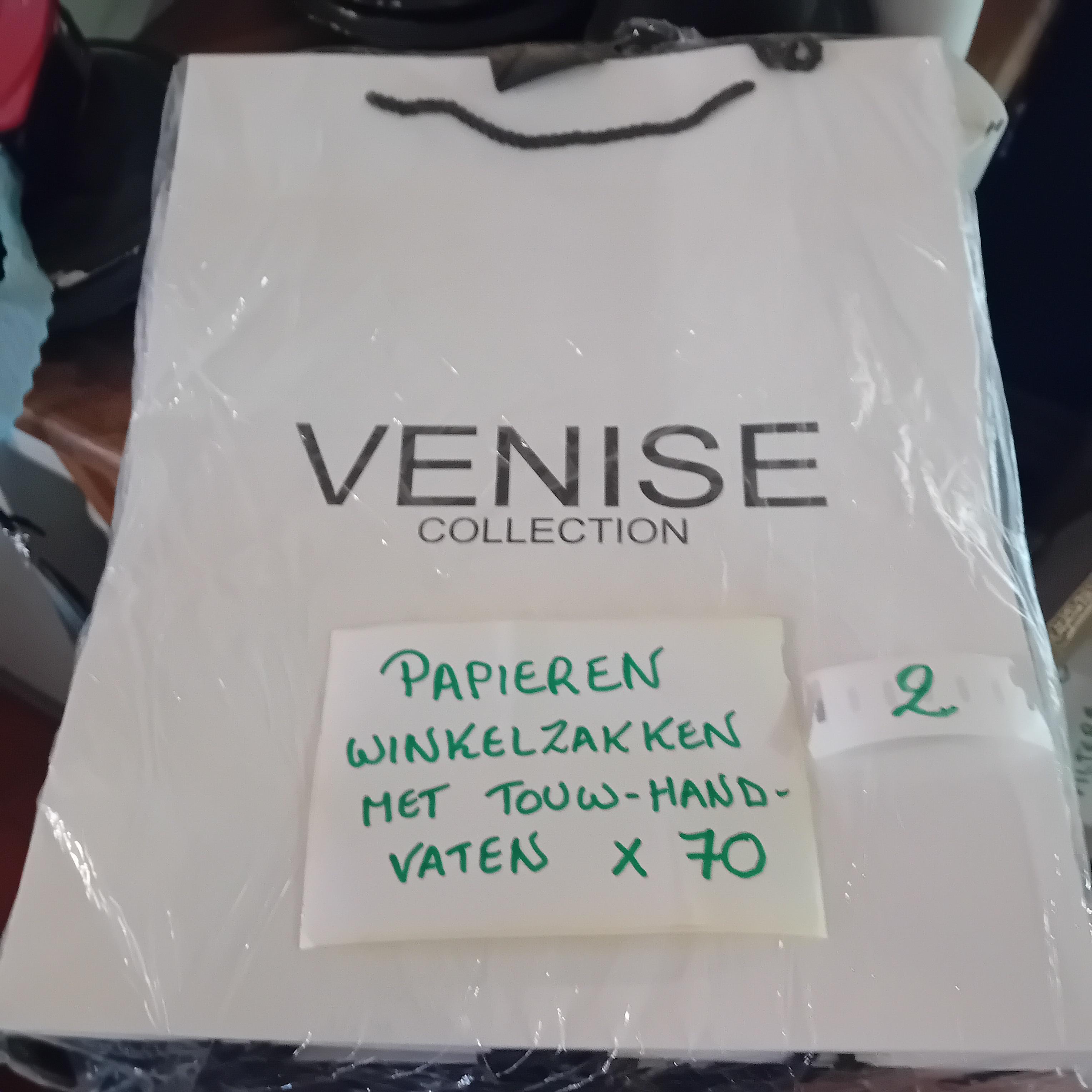 Set van 3 verpakkingen met elk 100 snoep-puntzakken inclusief sluitlintjes lot 3 – foto 2 – kavel bij Goeiendeal, Lommel
