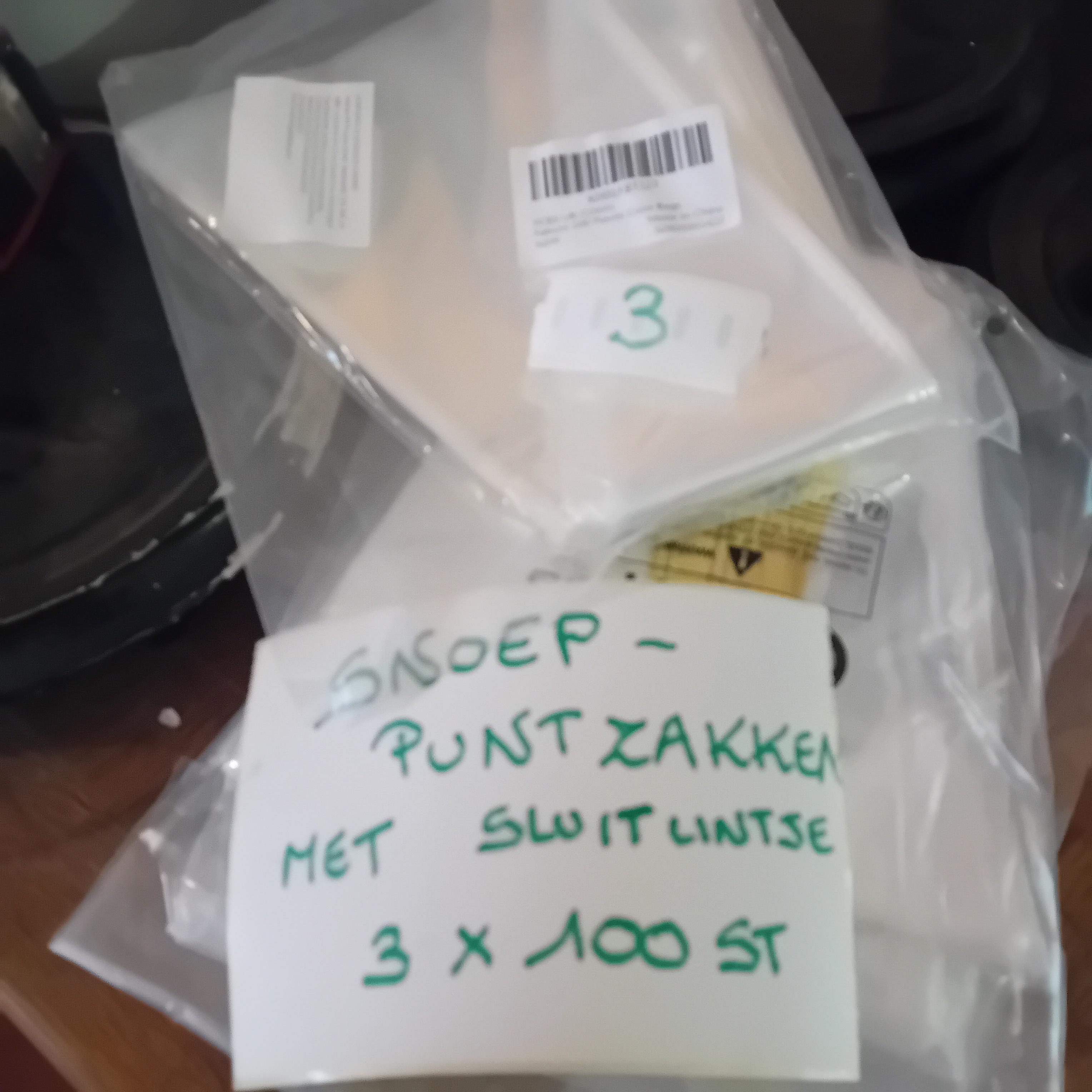 Set van 3 verpakkingen met elk 100 snoep-puntzakken inclusief sluitlintjes lot 3 – foto 3 – kavel bij Goeiendeal, Lommel