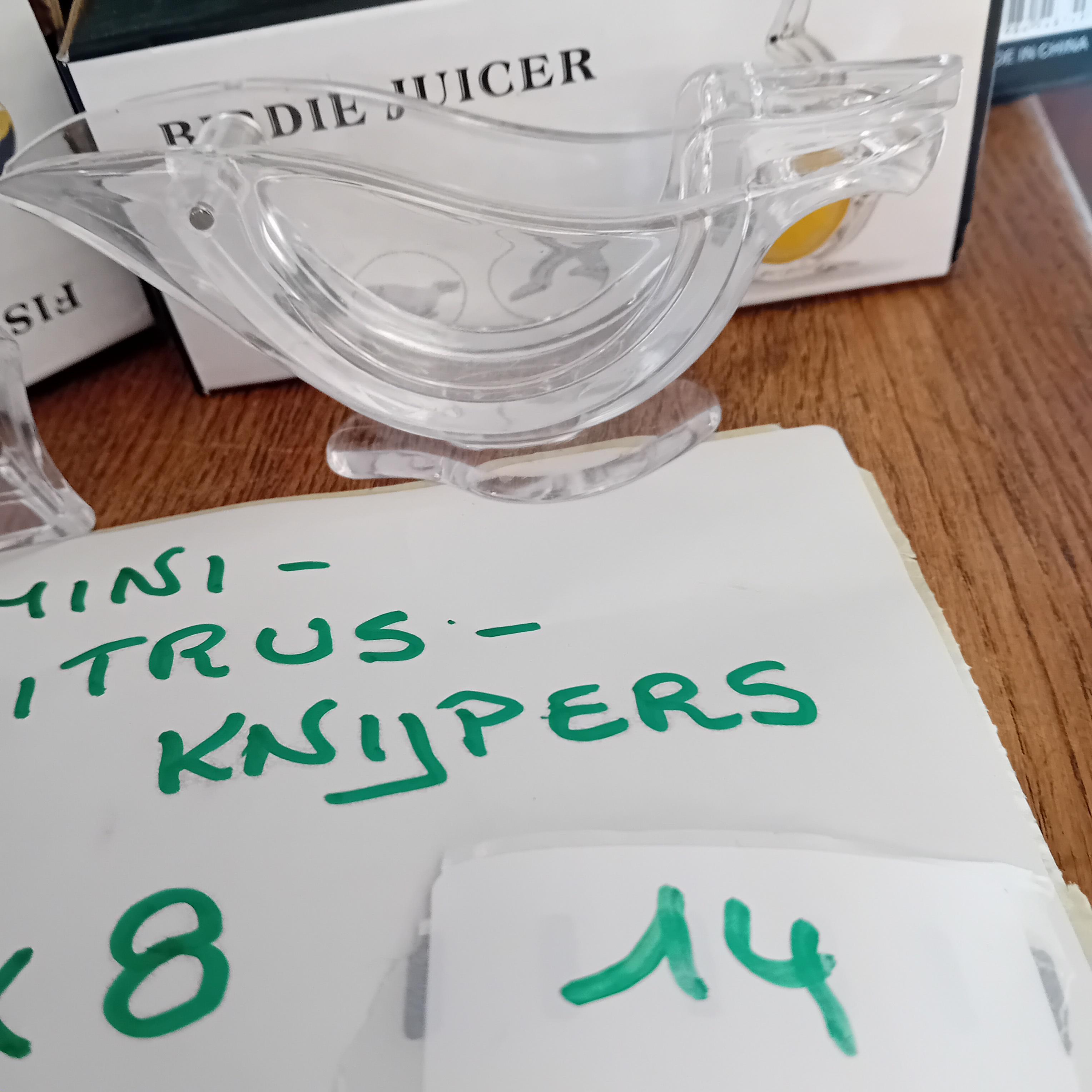 Set van 8 mini-citrusknijpers van het merk Birdie Juicer in originele doosjes lot 14 – foto 3 – kavel bij Goeiendeal, Lommel