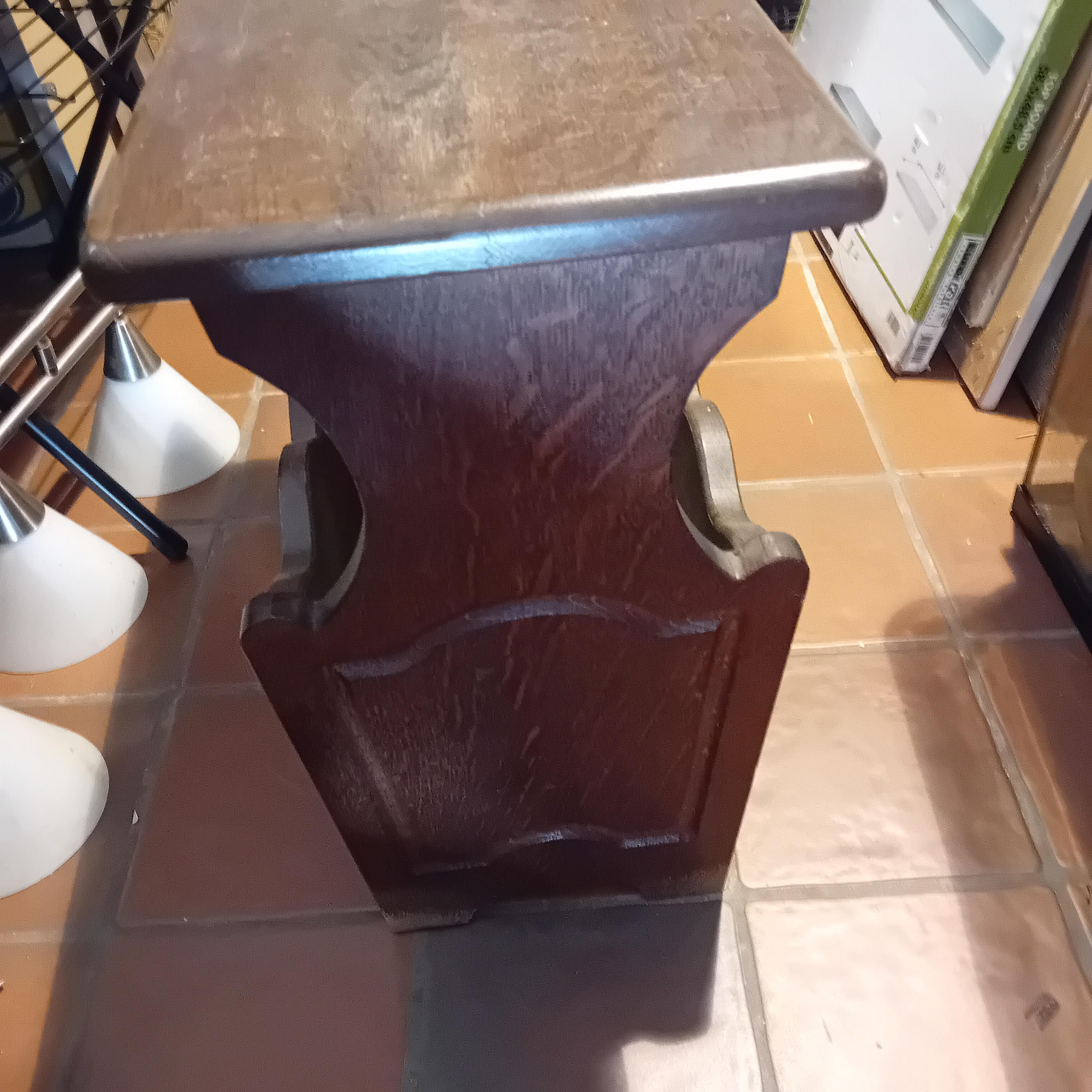 Klassiek bijzettafeltje met geïntegreerde krantenbak aan de onderzijde lot 19 – foto 2 – kavel bij Goeiendeal, Lommel