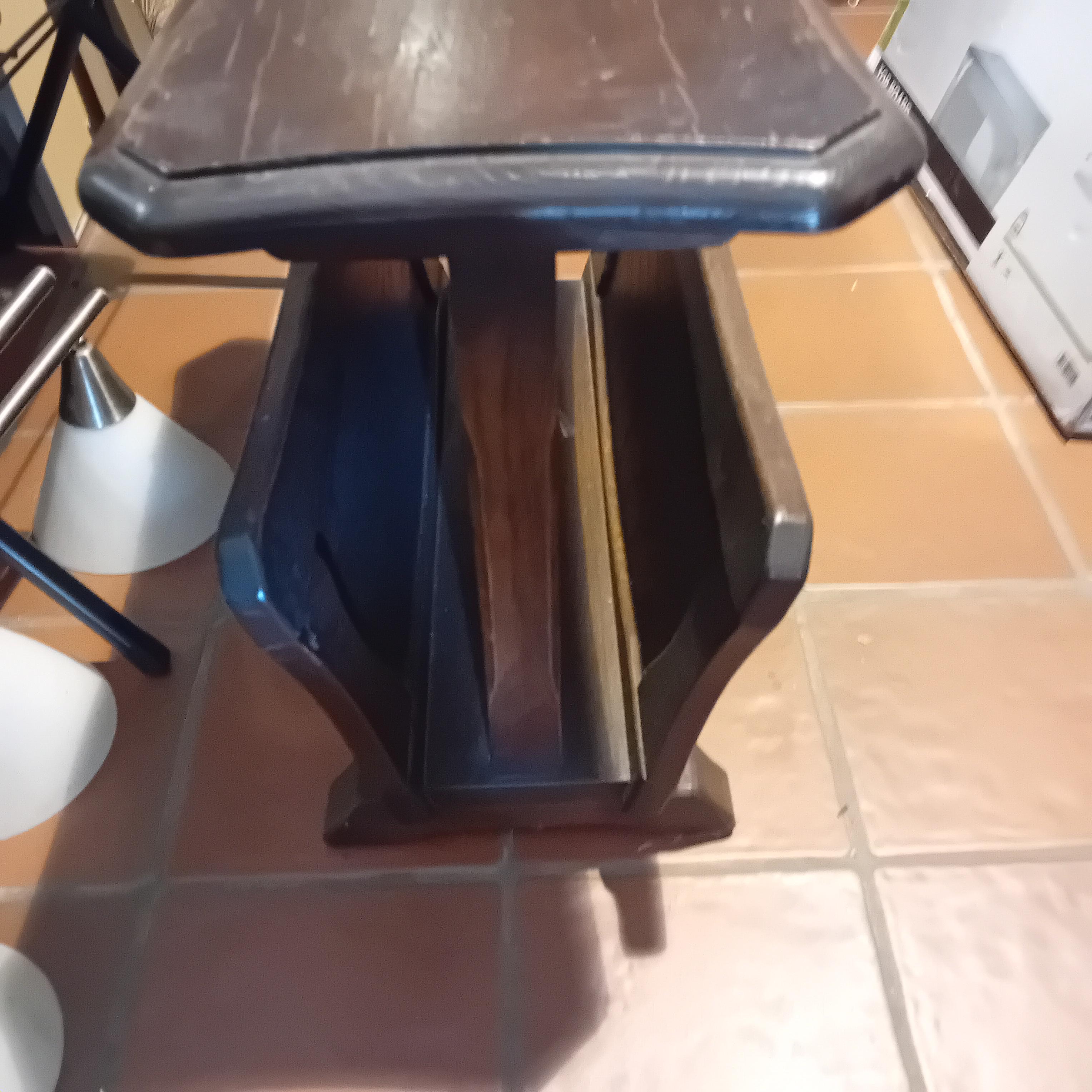 Klassiek bijzettafeltje met geïntegreerde krantenbak met opengewerkt vlechtwerkpatroon lot 20 – foto 2 – kavel bij Goeiendeal, Lommel