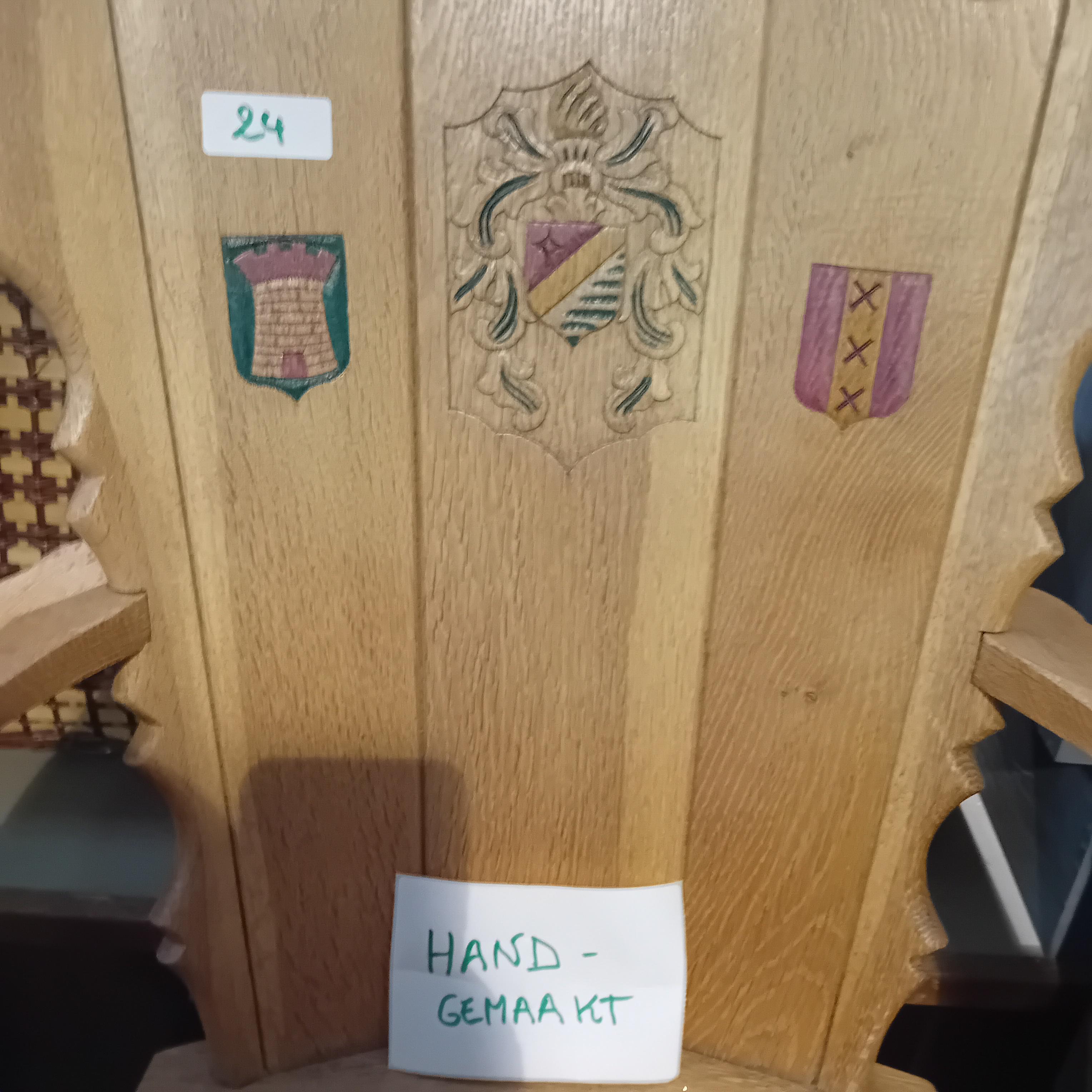 Klassieke handgemaakte armstoel met rieten zitting en decoratieve wapenschilden op de rugleuning lot 24 – foto 2 – kavel bij Goeiendeal, Lommel