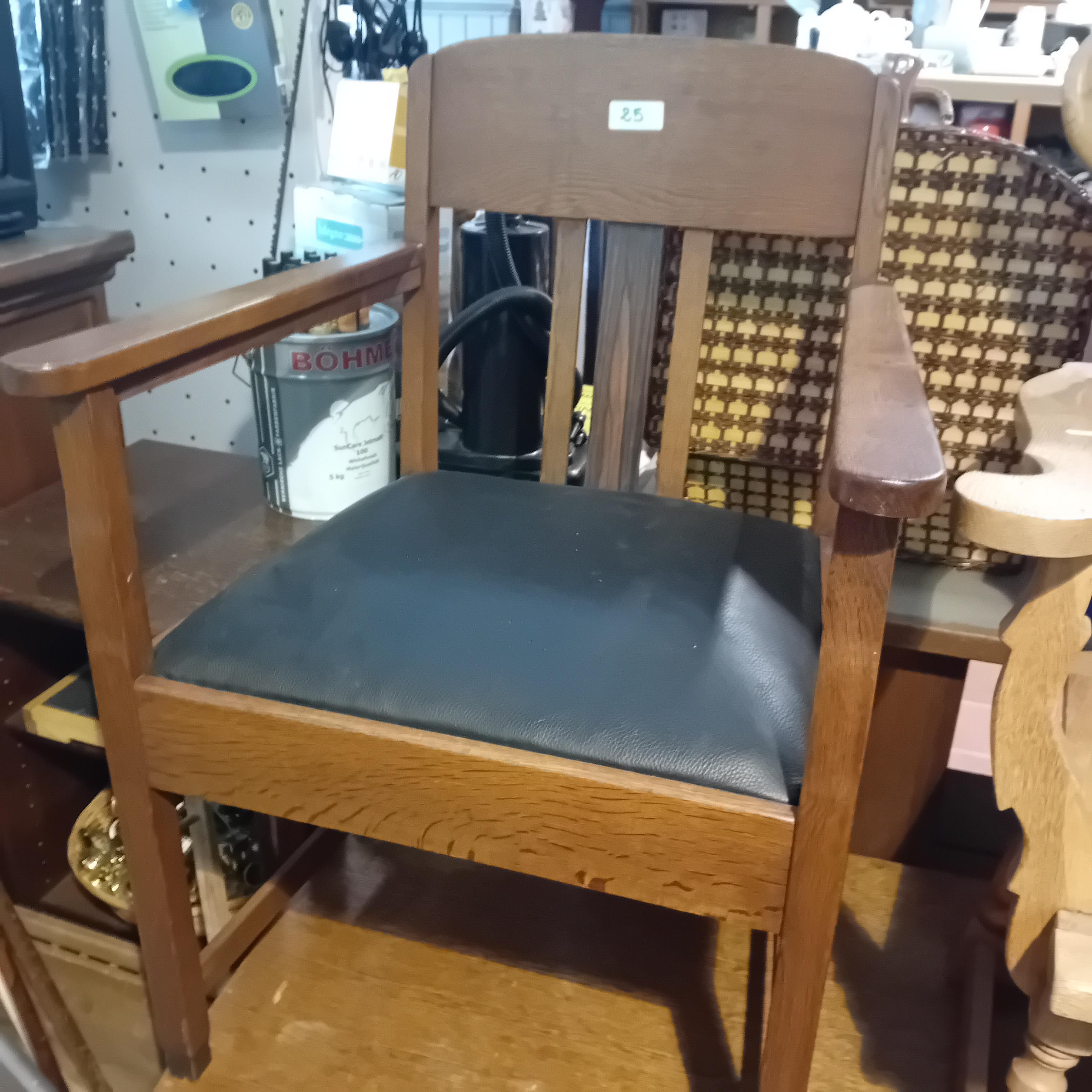 Klassieke bureaustoel / armstoel met donkere zitting lot 25 – kavel bij Goeiendeal, Lommel