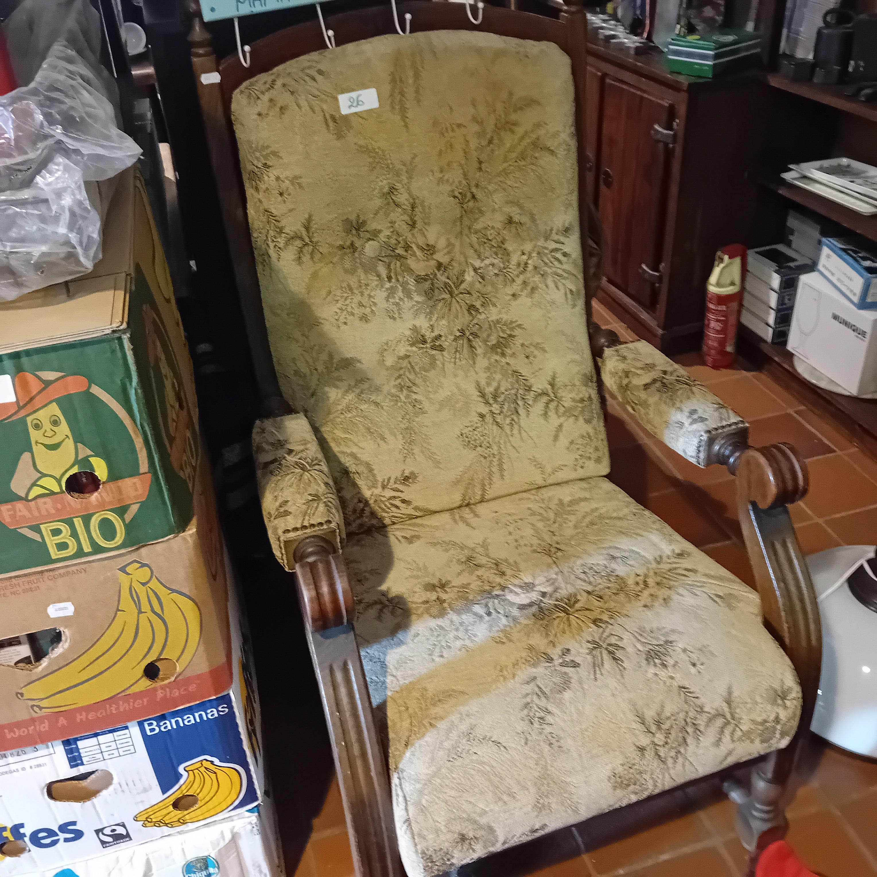 Klassieke comfortabele fauteuil met florale stoffering lot 26 – kavel bij Goeiendeal, Lommel