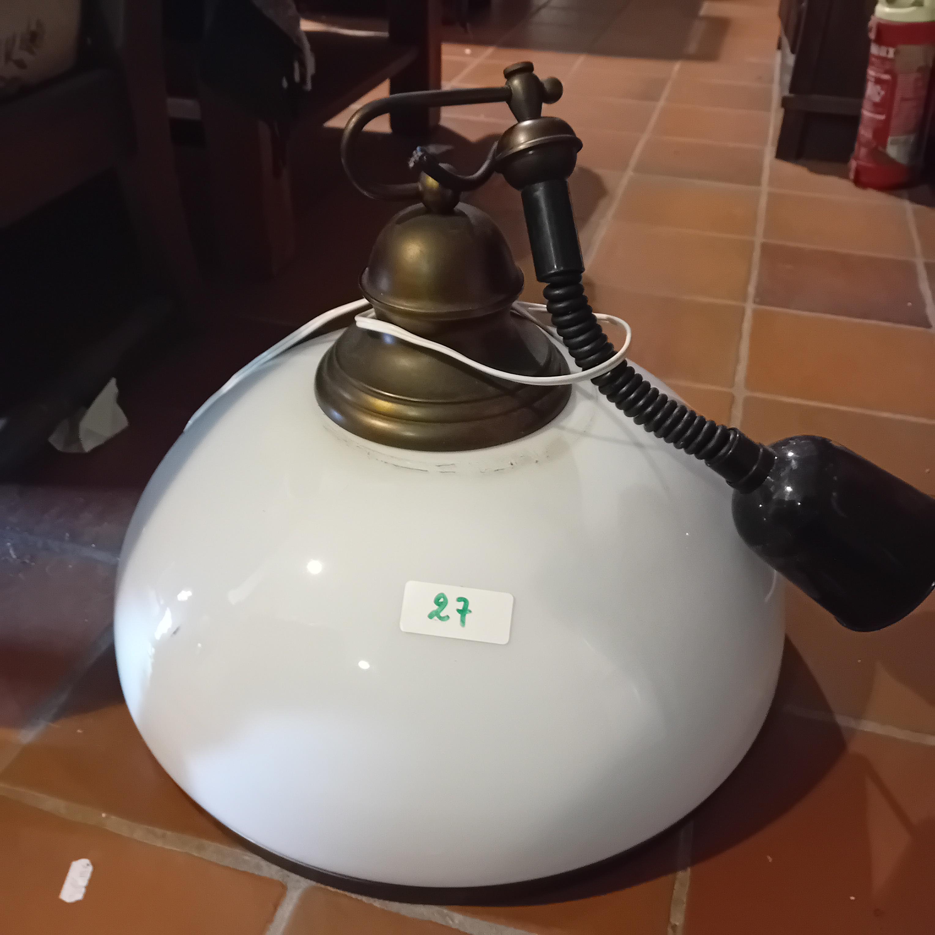 Klassieke hanglamp met grote witte bolvormige kap lot 27 – kavel bij Goeiendeal, Lommel