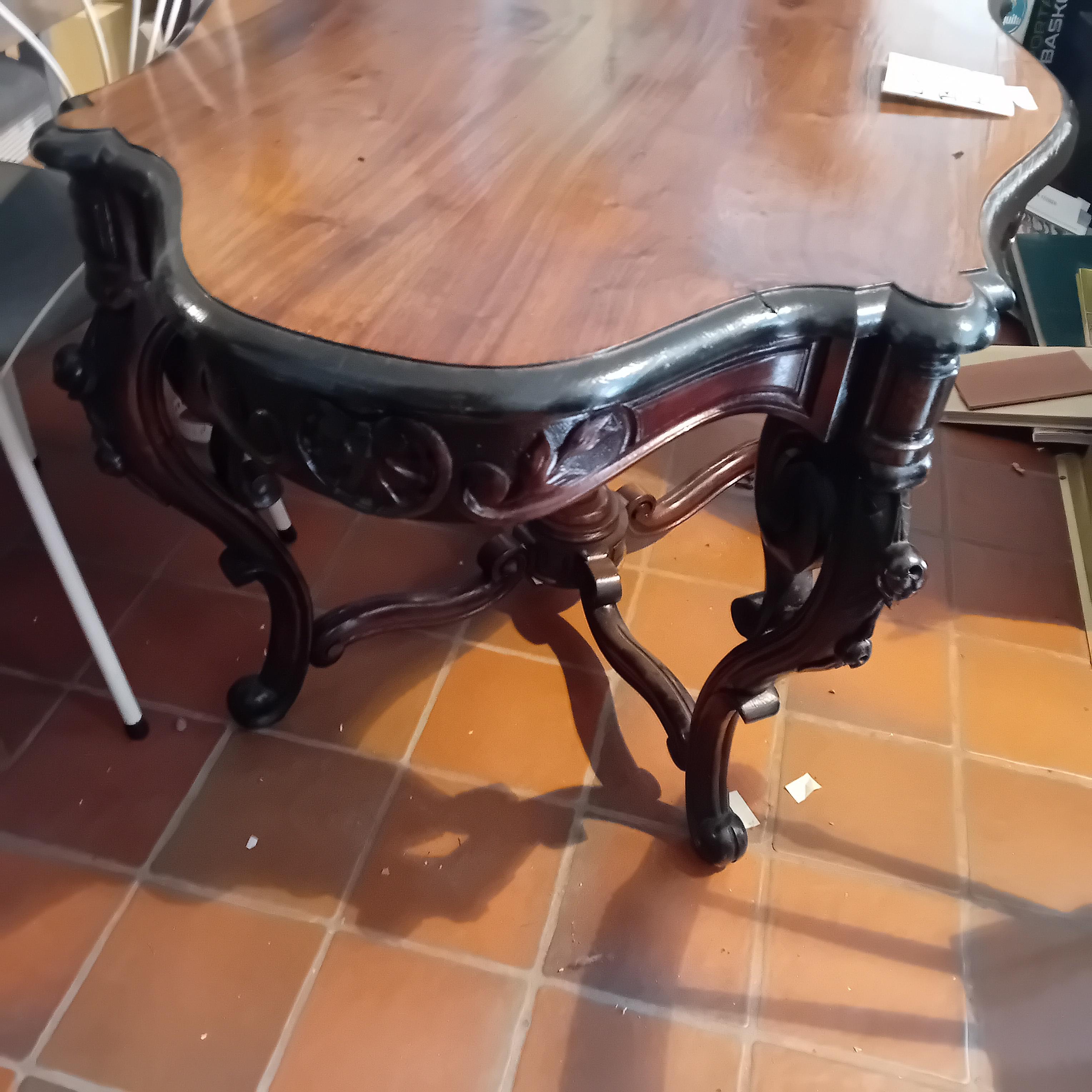 Klassieke tafel / loungetafel met een sierlijk gewelfde bladrand lot 34 – kavel bij Goeiendeal, Lommel