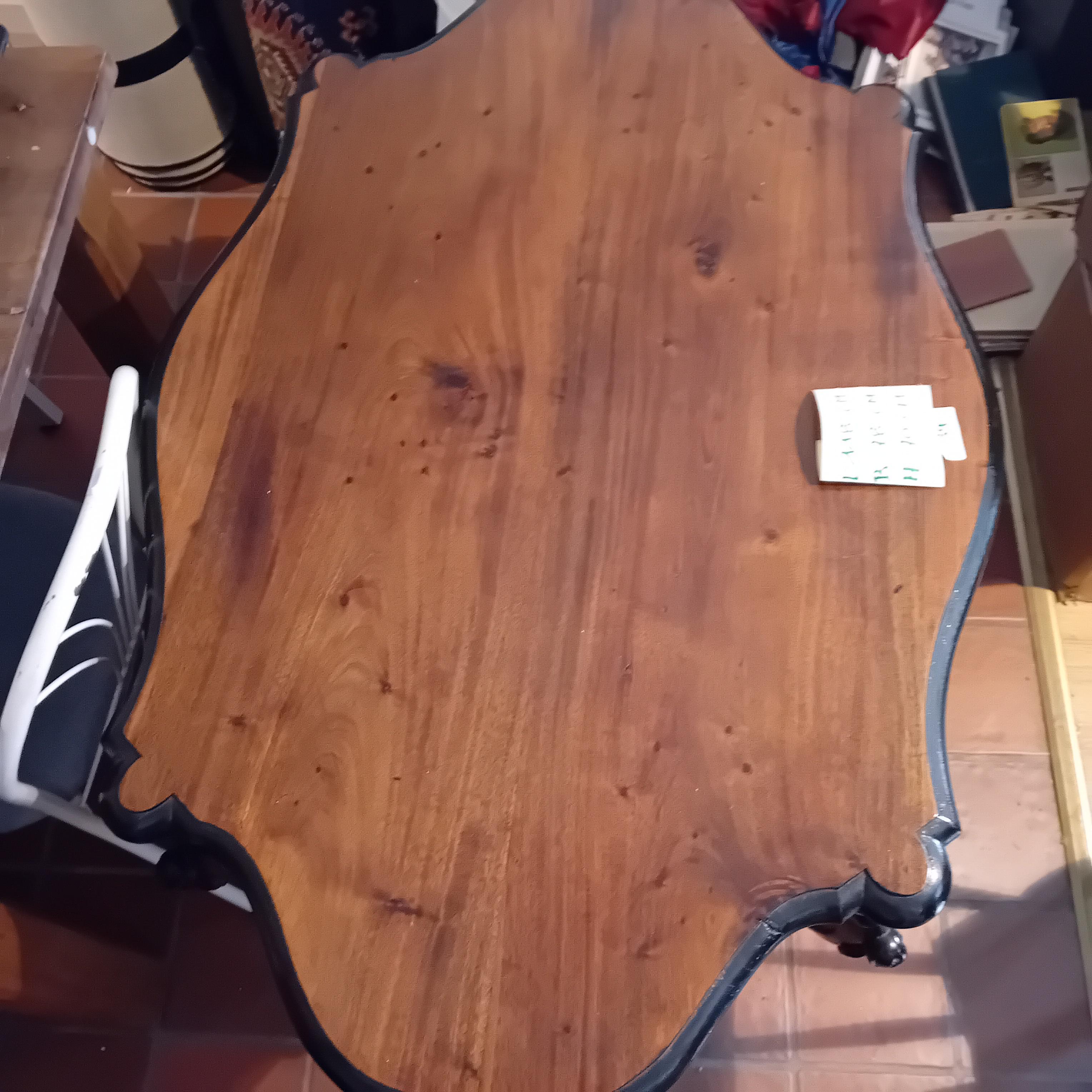 Klassieke tafel / loungetafel met een sierlijk gewelfde bladrand lot 34 – foto 2 – kavel bij Goeiendeal, Lommel