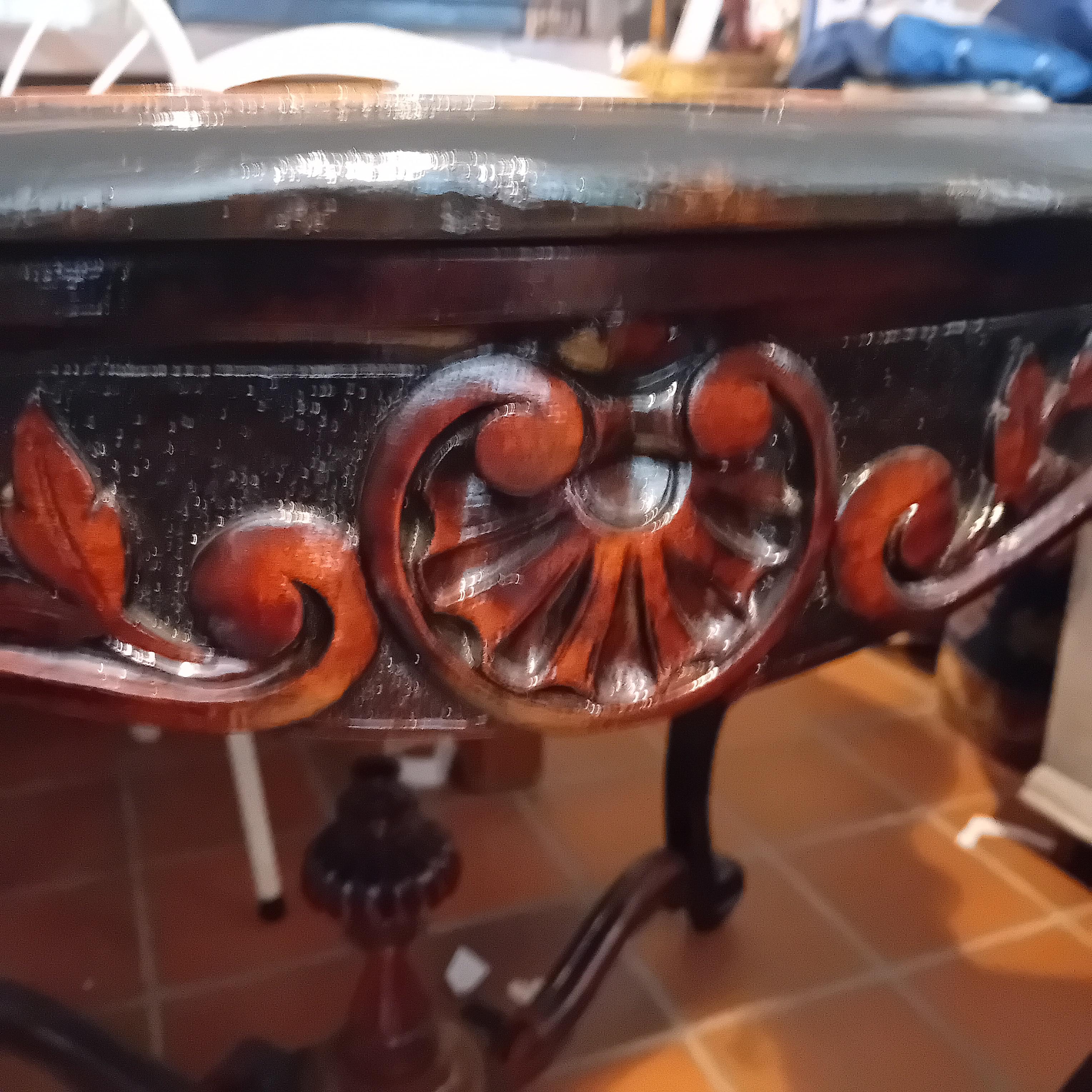 Klassieke tafel / loungetafel met een sierlijk gewelfde bladrand lot 34 – foto 4 – kavel bij Goeiendeal, Lommel