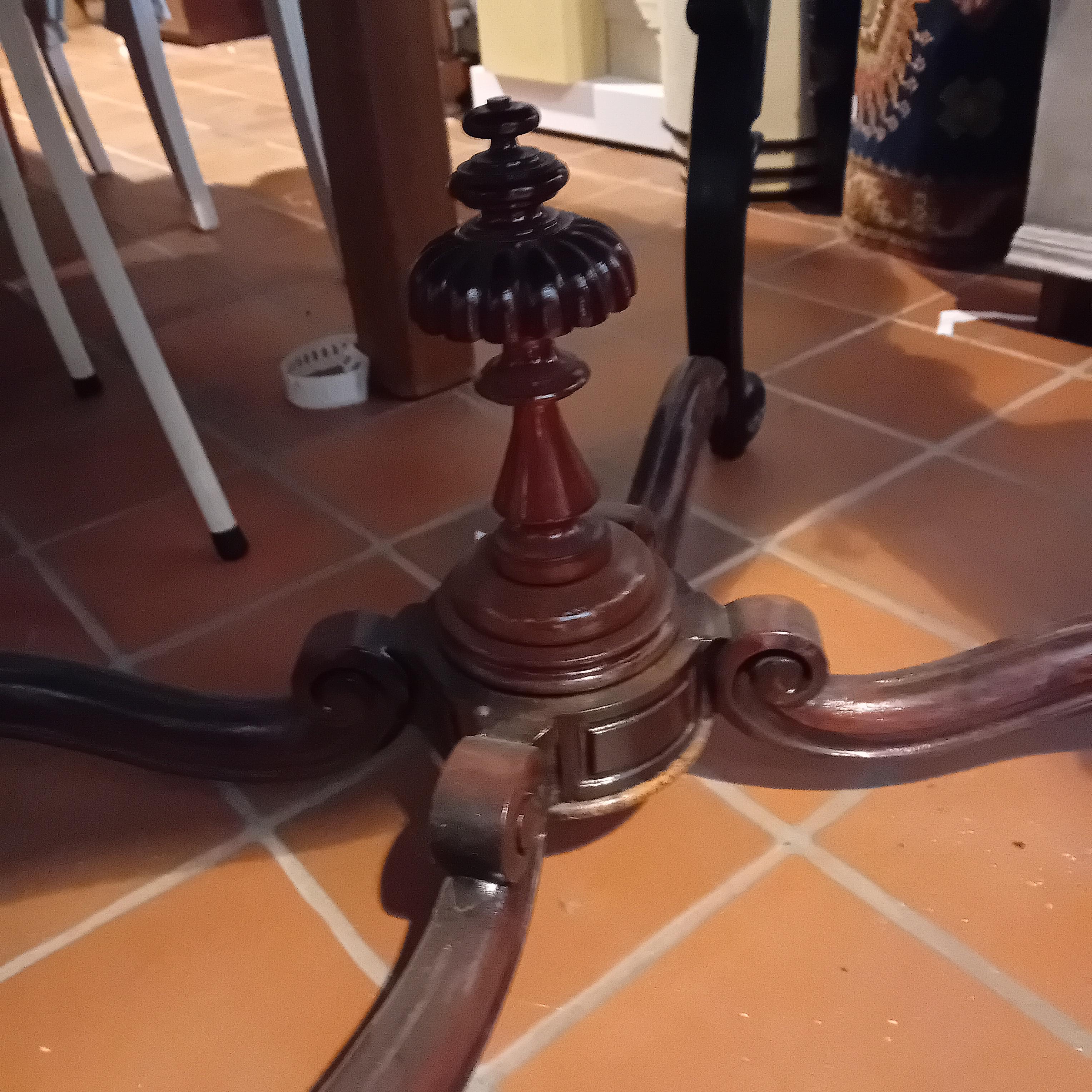 Klassieke tafel / loungetafel met een sierlijk gewelfde bladrand lot 34 – foto 5 – kavel bij Goeiendeal, Lommel