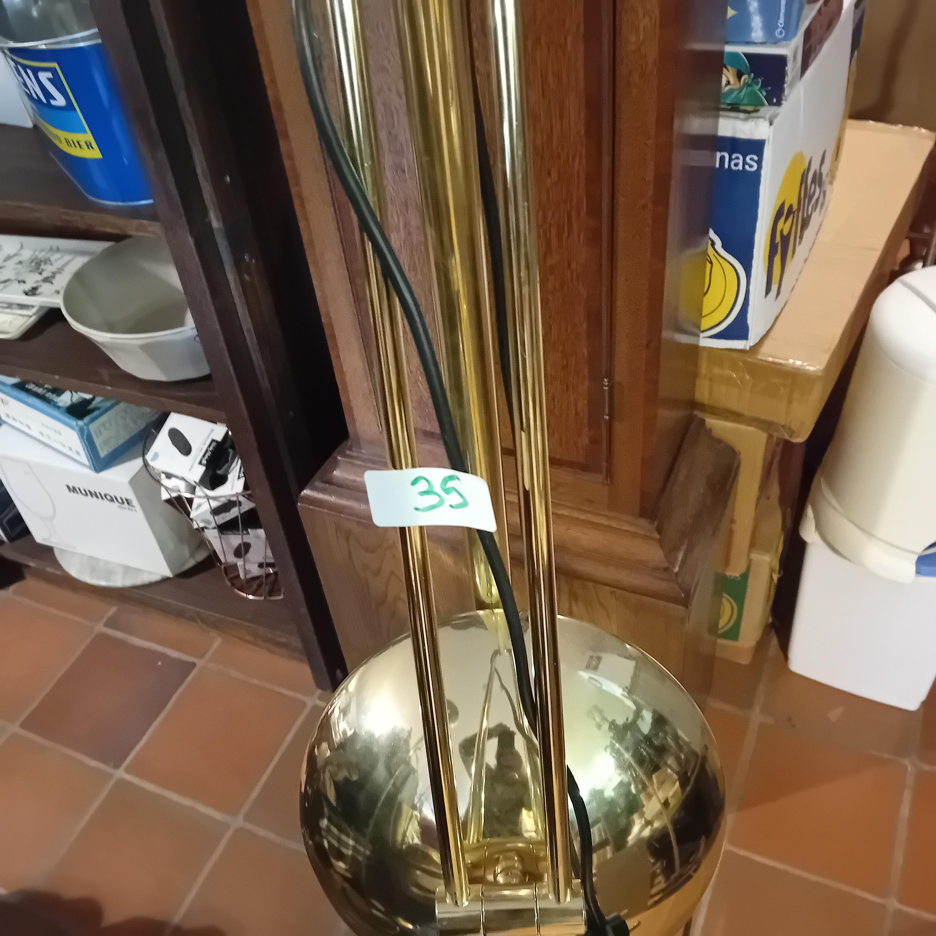Moderne goudkleurige vloerlamp met bolvormige halogeen-of leeslamp lot 35 – kavel bij Goeiendeal, Lommel