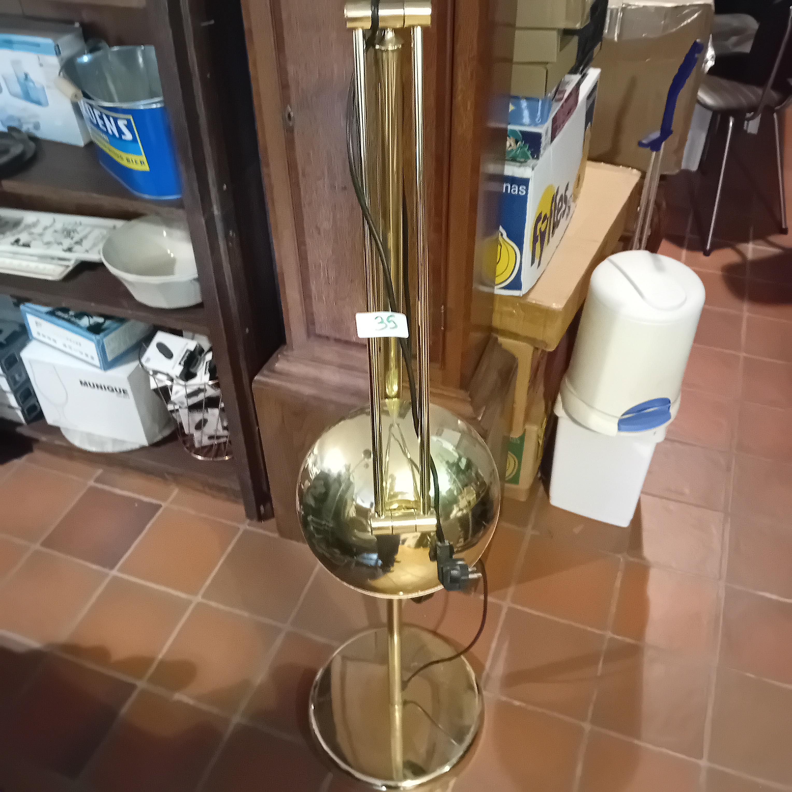 Moderne goudkleurige vloerlamp met bolvormige halogeen-of leeslamp lot 35 – foto 2 – kavel bij Goeiendeal, Lommel