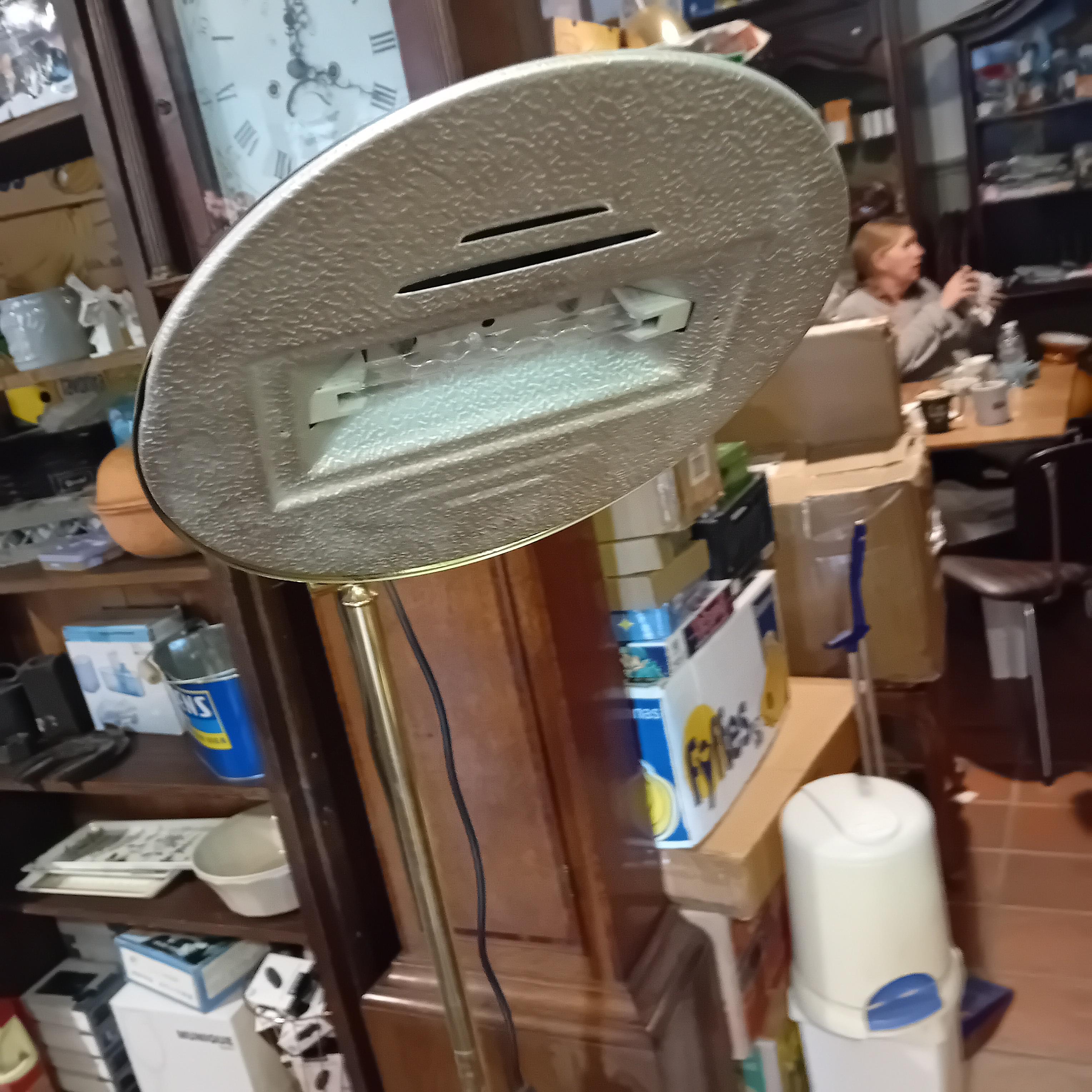 Moderne goudkleurige vloerlamp met bolvormige halogeen-of leeslamp lot 35 – foto 3 – kavel bij Goeiendeal, Lommel