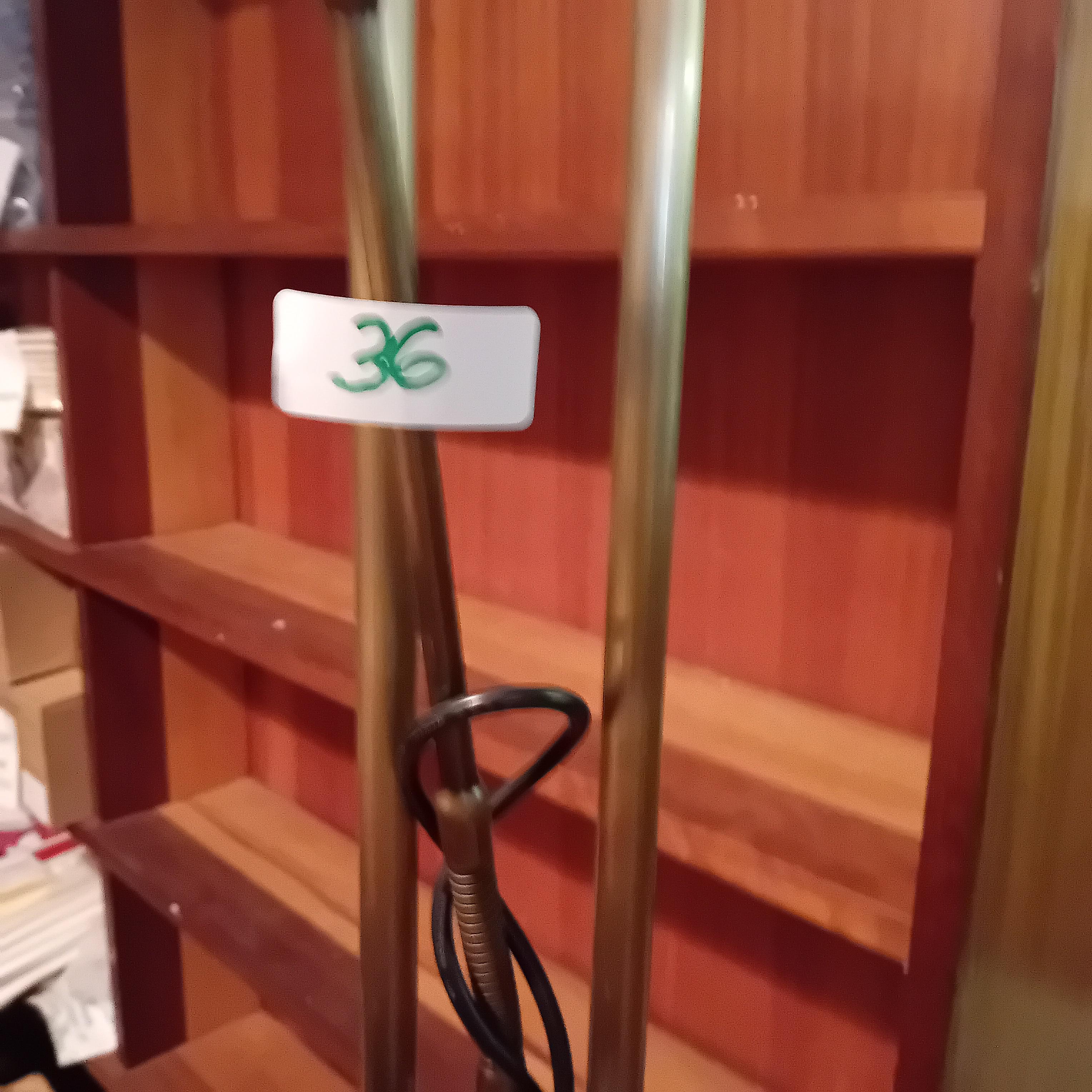 Klassieke uplighter vloerlamp met goudkleurige staander en een extra verstelbare leeslamp lot 36 – foto 5 – kavel bij Goeiendeal, Lommel