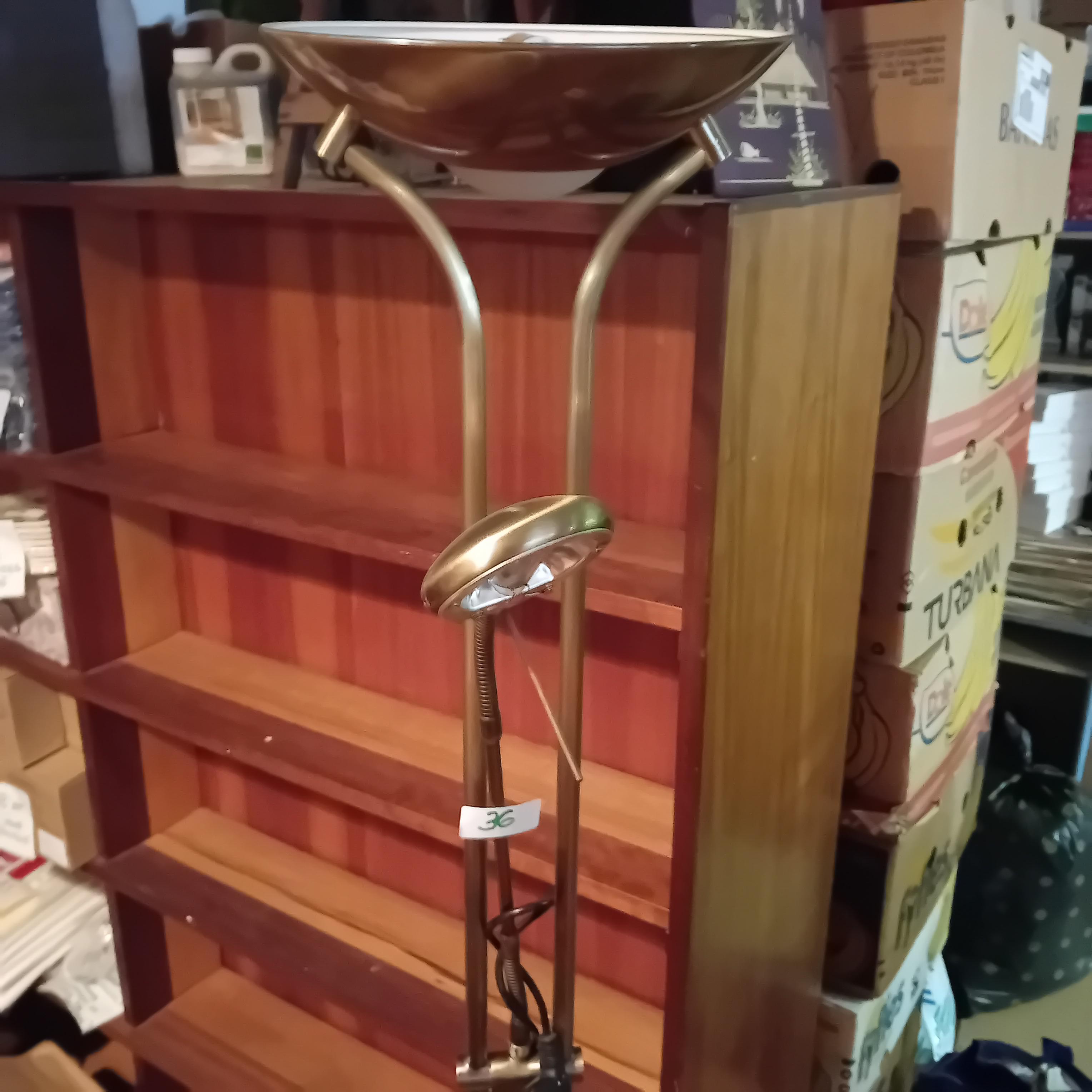 Klassieke uplighter vloerlamp met goudkleurige staander en een extra verstelbare leeslamp lot 36 – kavel bij Goeiendeal, Lommel