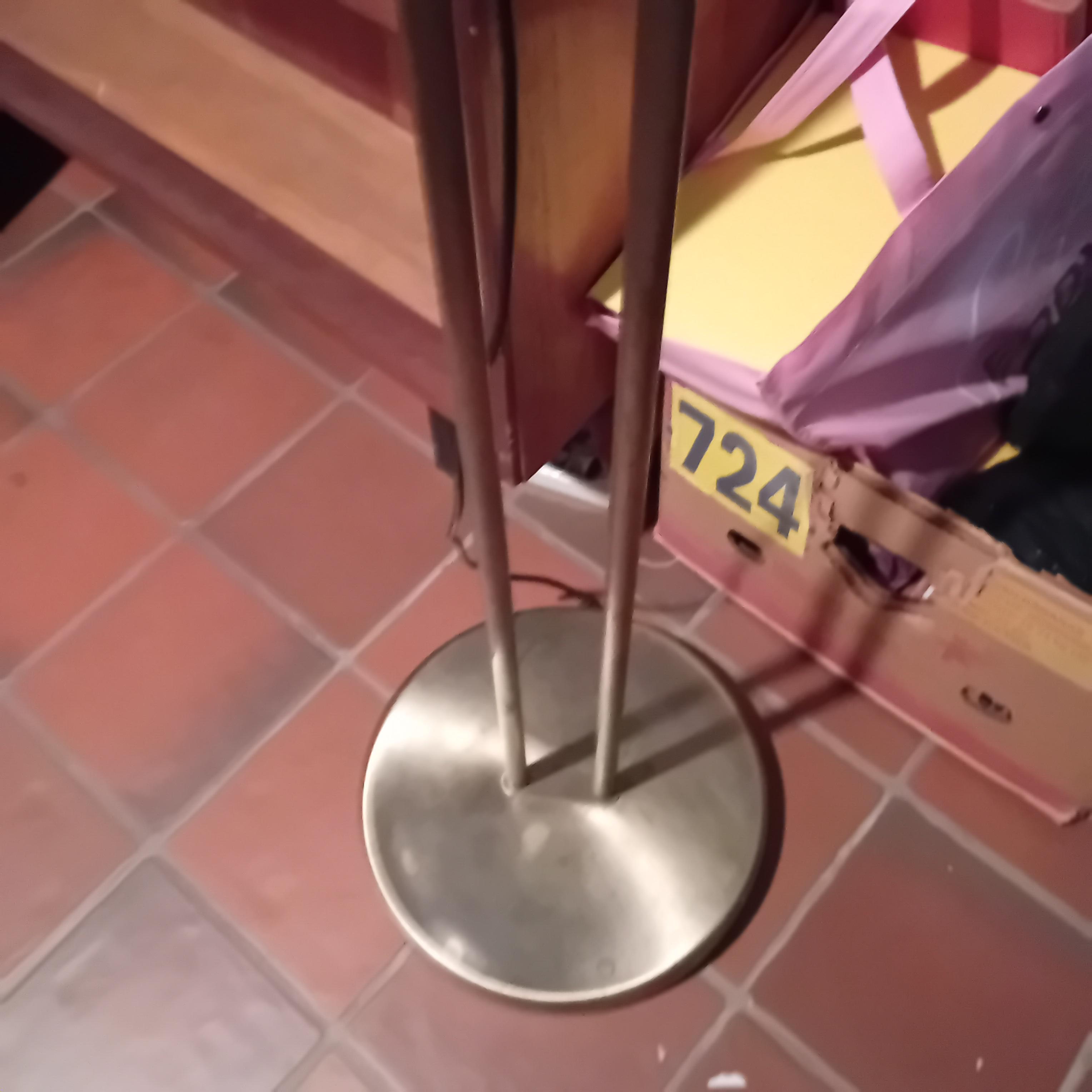 Klassieke uplighter vloerlamp met goudkleurige staander en een extra verstelbare leeslamp lot 36 – foto 4 – kavel bij Goeiendeal, Lommel