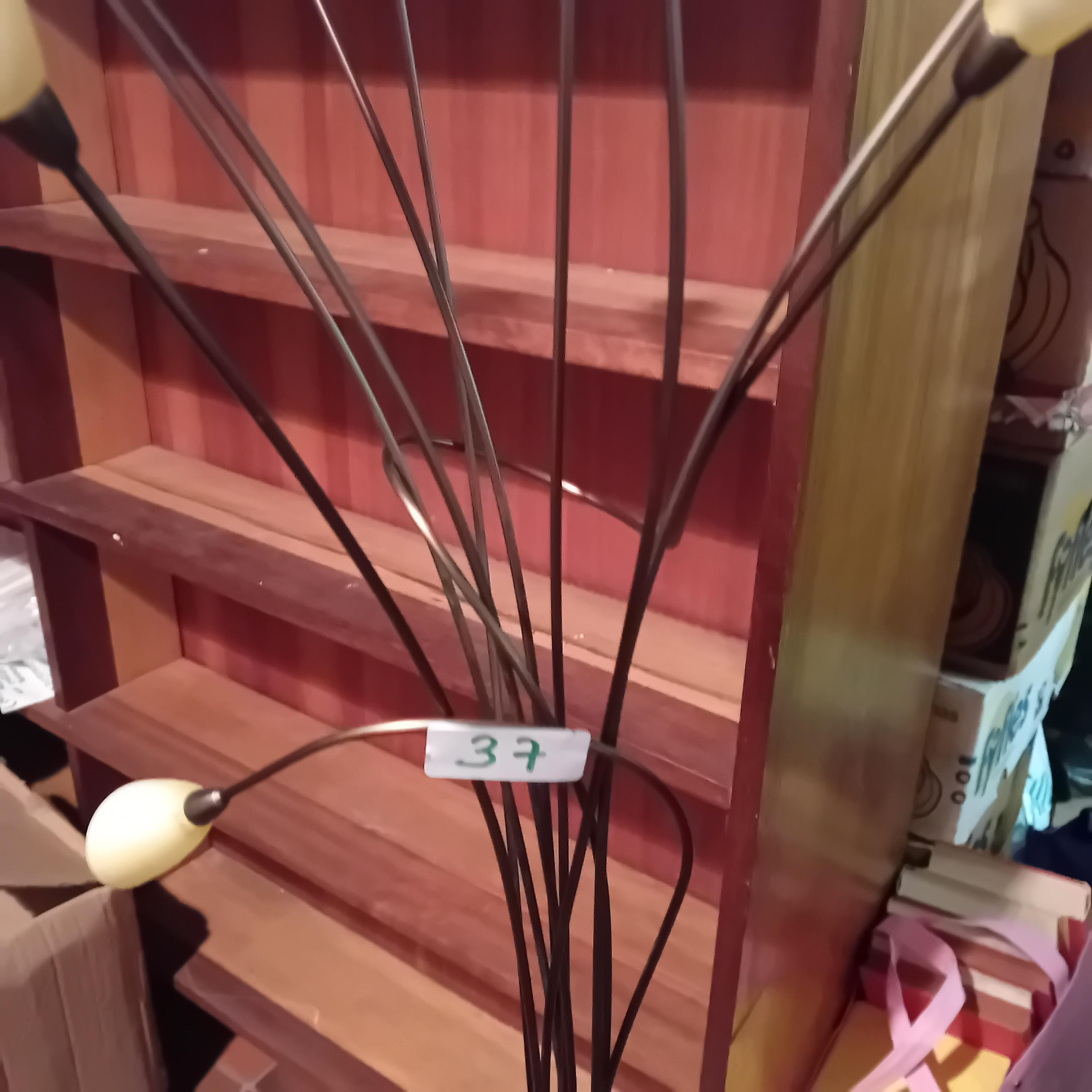 Decoratieve vloerlamp / sfeerlamp met een vertakte structuur van negen kelkvormige lampenkapjes lot 37 – foto 4 – kavel bij Goeiendeal, Lommel