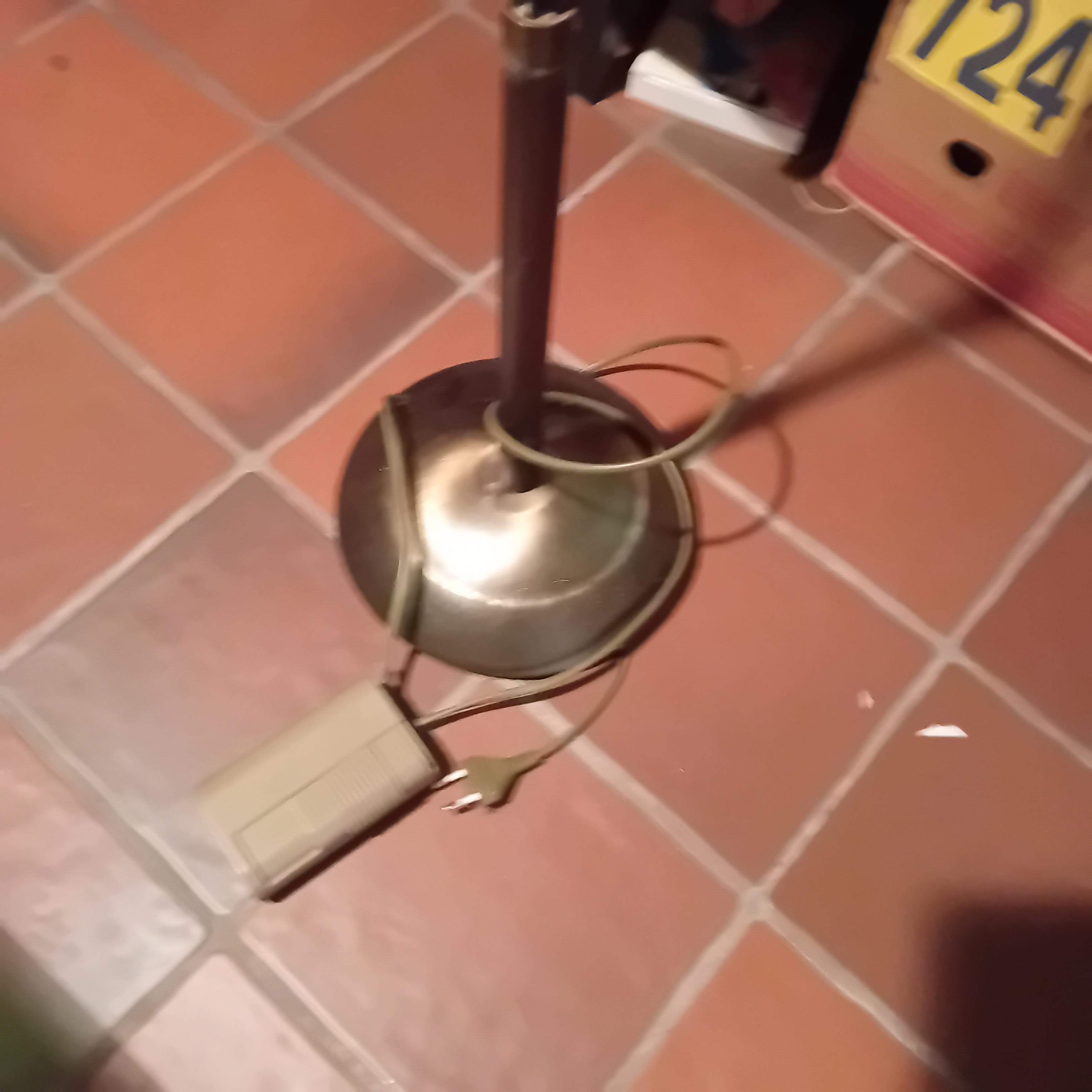 Decoratieve vloerlamp / sfeerlamp met een vertakte structuur van negen kelkvormige lampenkapjes lot 37 – foto 2 – kavel bij Goeiendeal, Lommel