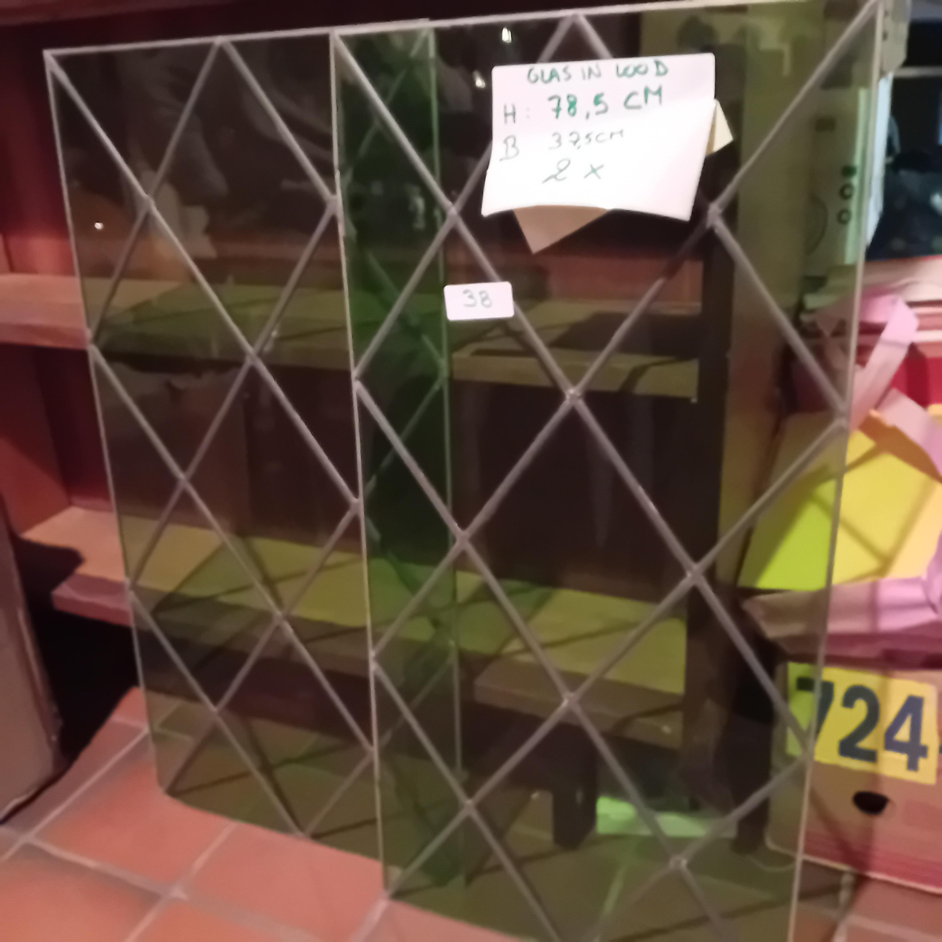 Set van 2 glas-in-loodramen met een ruitpatroon (hoogte 78,5 cm, breedte 32,5 cm per stuk) lot 38 – kavel bij Goeiendeal, Lommel