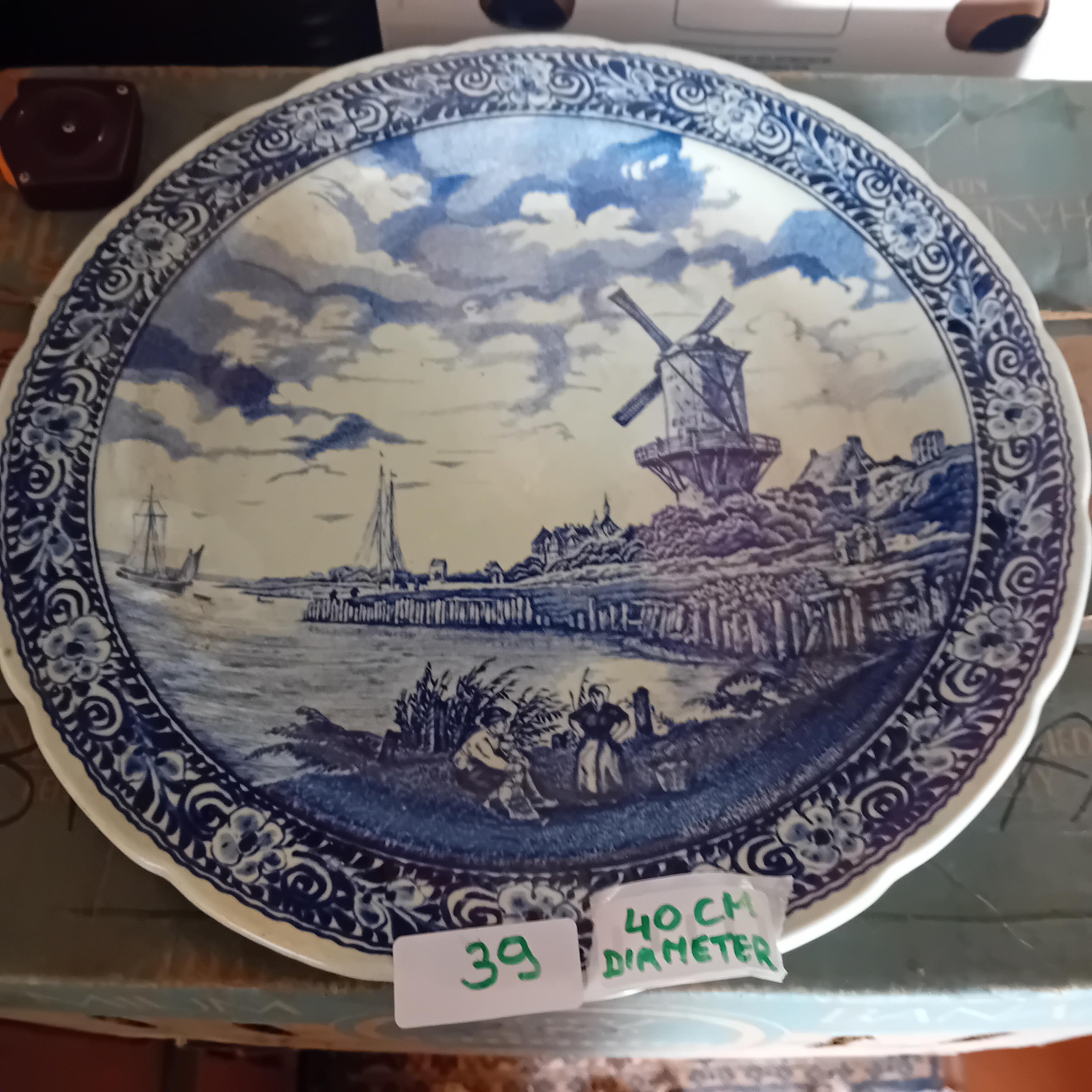 Grote decoratieve wandborden / sierschotel met een blauw-wit Hollands landschap met windmolen en figuren (diameter 40 cm) lot 39 – kavel bij Goeiendeal, Lommel