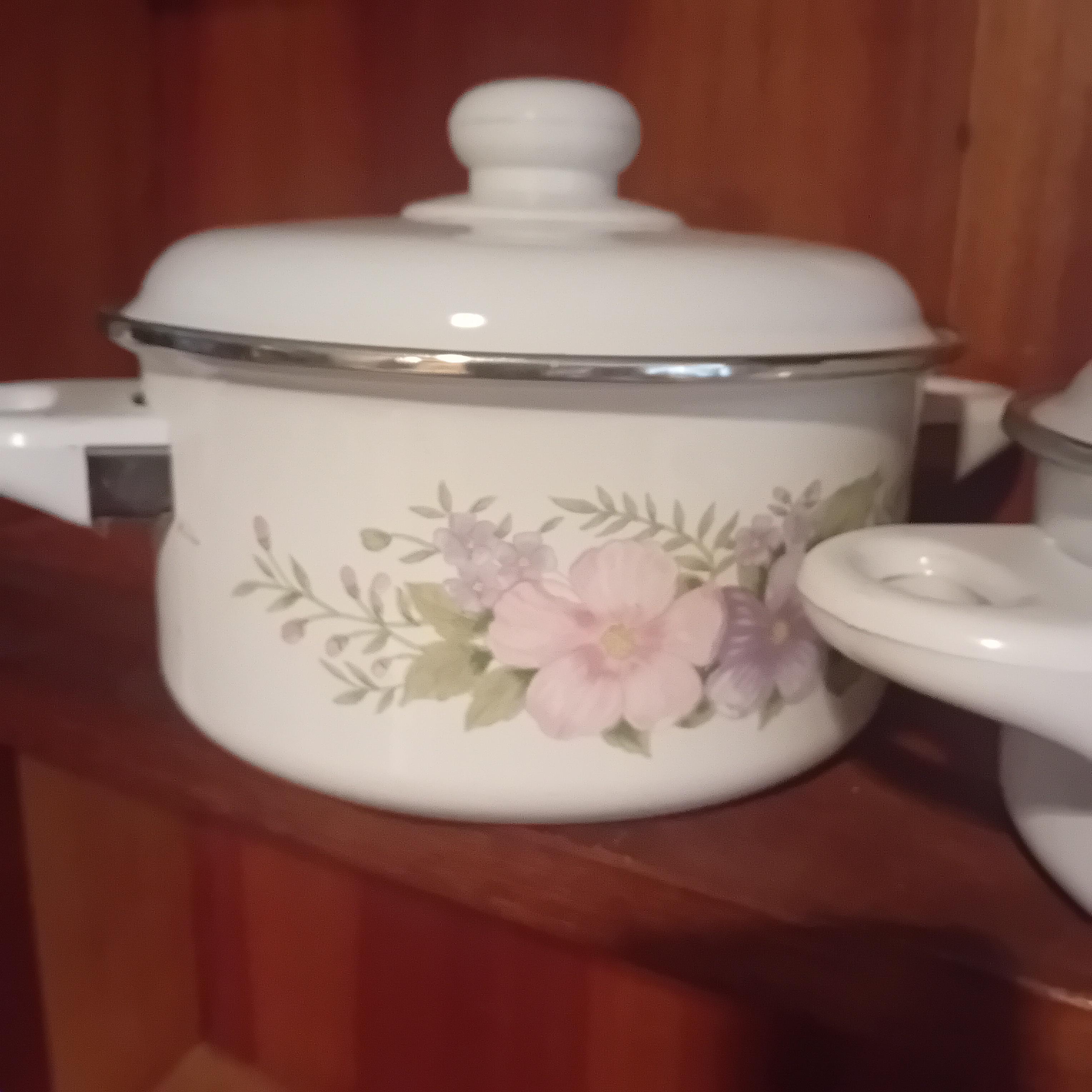 Driedelig kookset bestaande uit twee kookpannen met deksel en een steelpan, gedecoreerd met een rozenmotief lot 2 – foto 2 – kavel bij Goeiendeal, Lommel