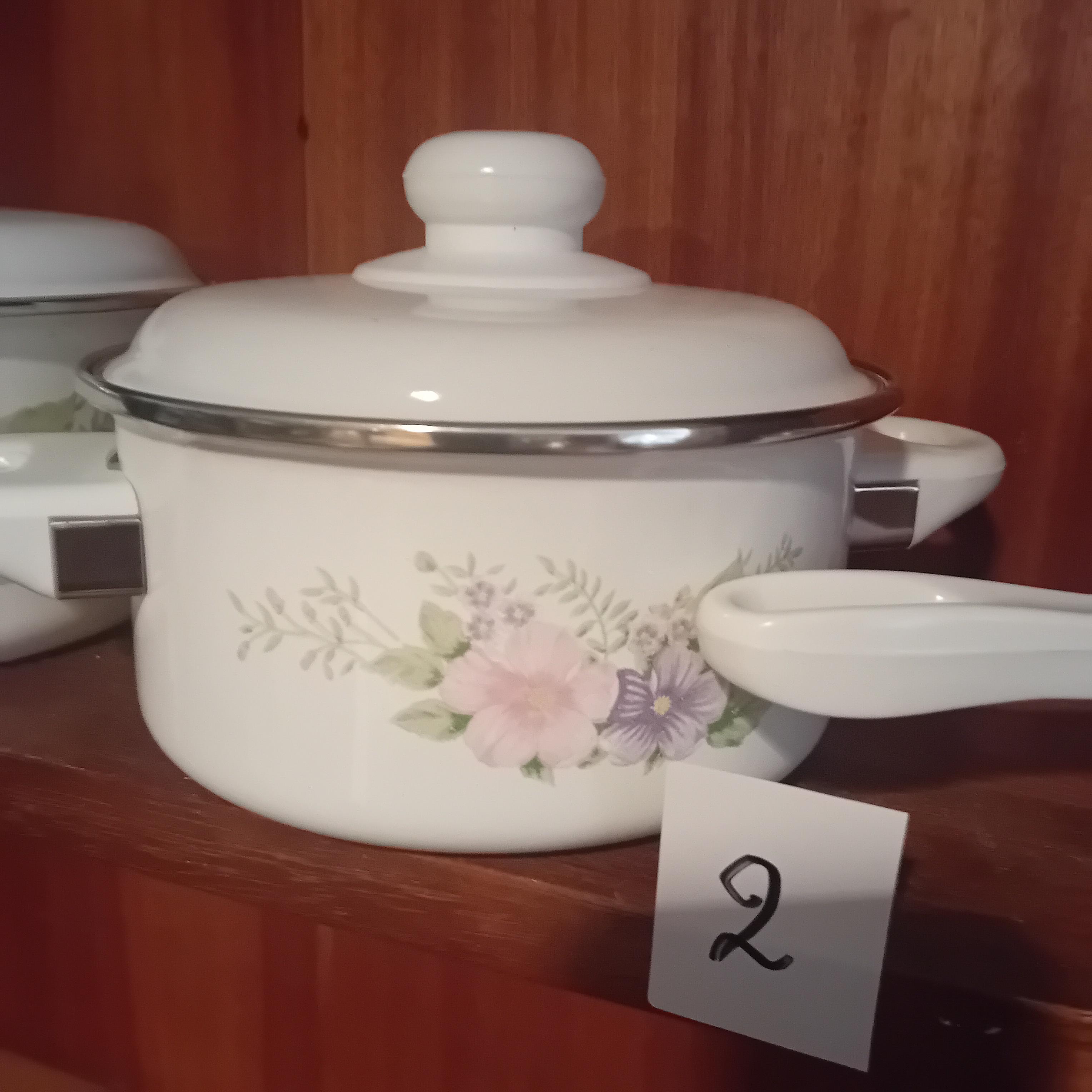 Driedelig kookset bestaande uit twee kookpannen met deksel en een steelpan, gedecoreerd met een rozenmotief lot 2 – foto 3 – kavel bij Goeiendeal, Lommel