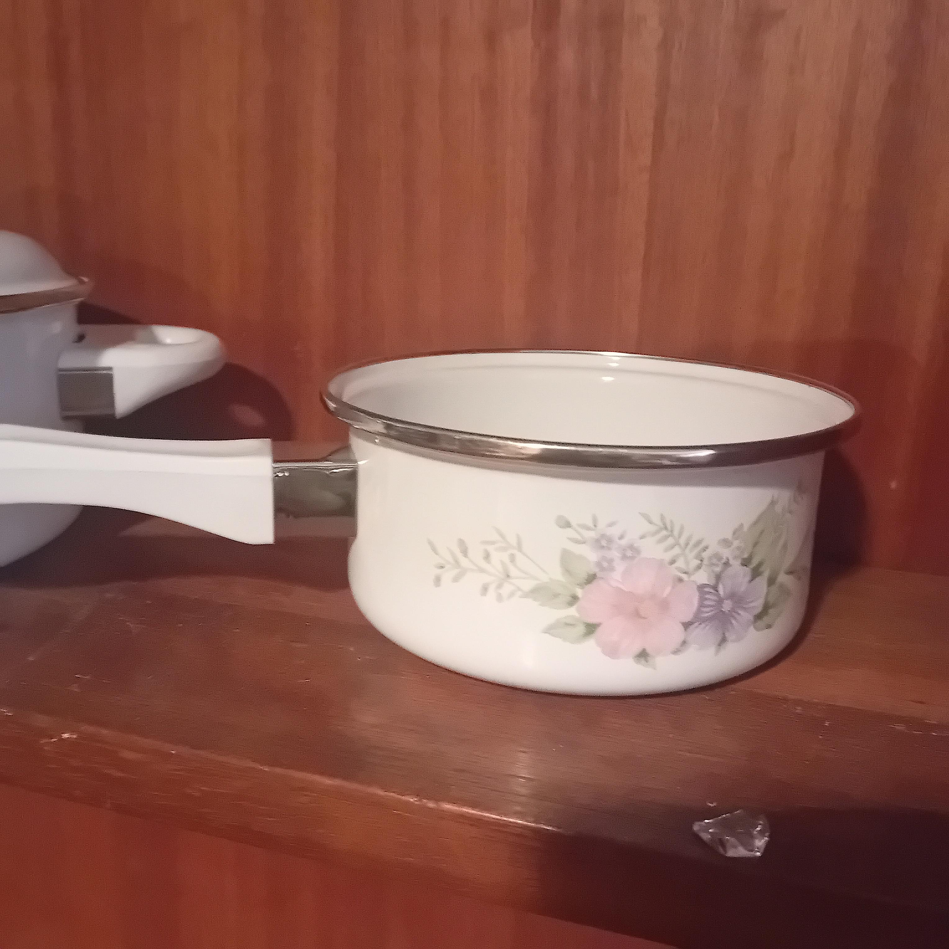 Driedelig kookset bestaande uit twee kookpannen met deksel en een steelpan, gedecoreerd met een rozenmotief lot 2 – foto 4 – kavel bij Goeiendeal, Lommel