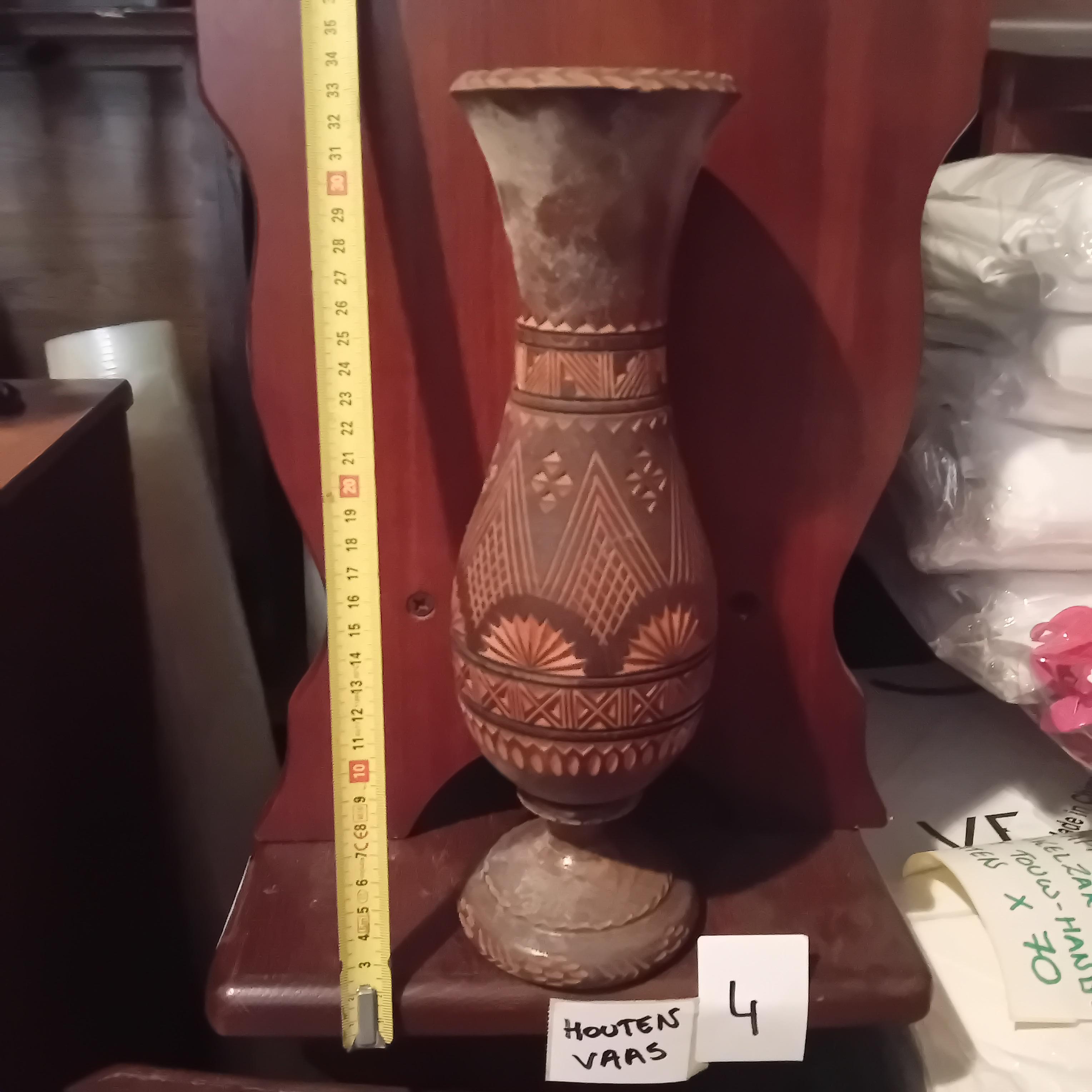 Hoge decoratieve vaas met gedetailleerd snijwerk en geometrische patronen lot 4 – kavel bij Goeiendeal, Lommel