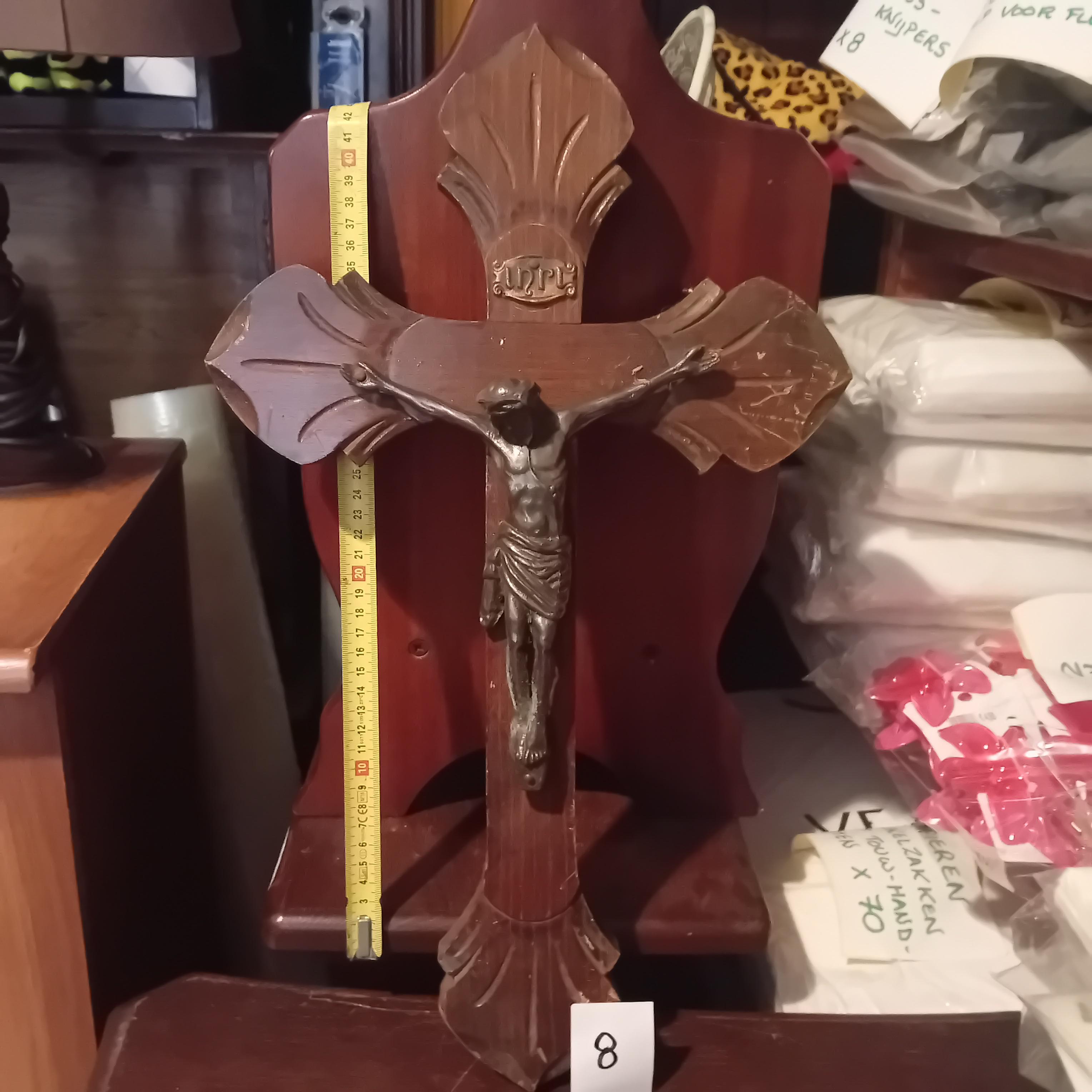 Kruisbeeld / crucifix met gedetailleerd afgewerkte kruisuiteinden op een houten achtergrondpaneel lot 8 – kavel bij Goeiendeal, Lommel