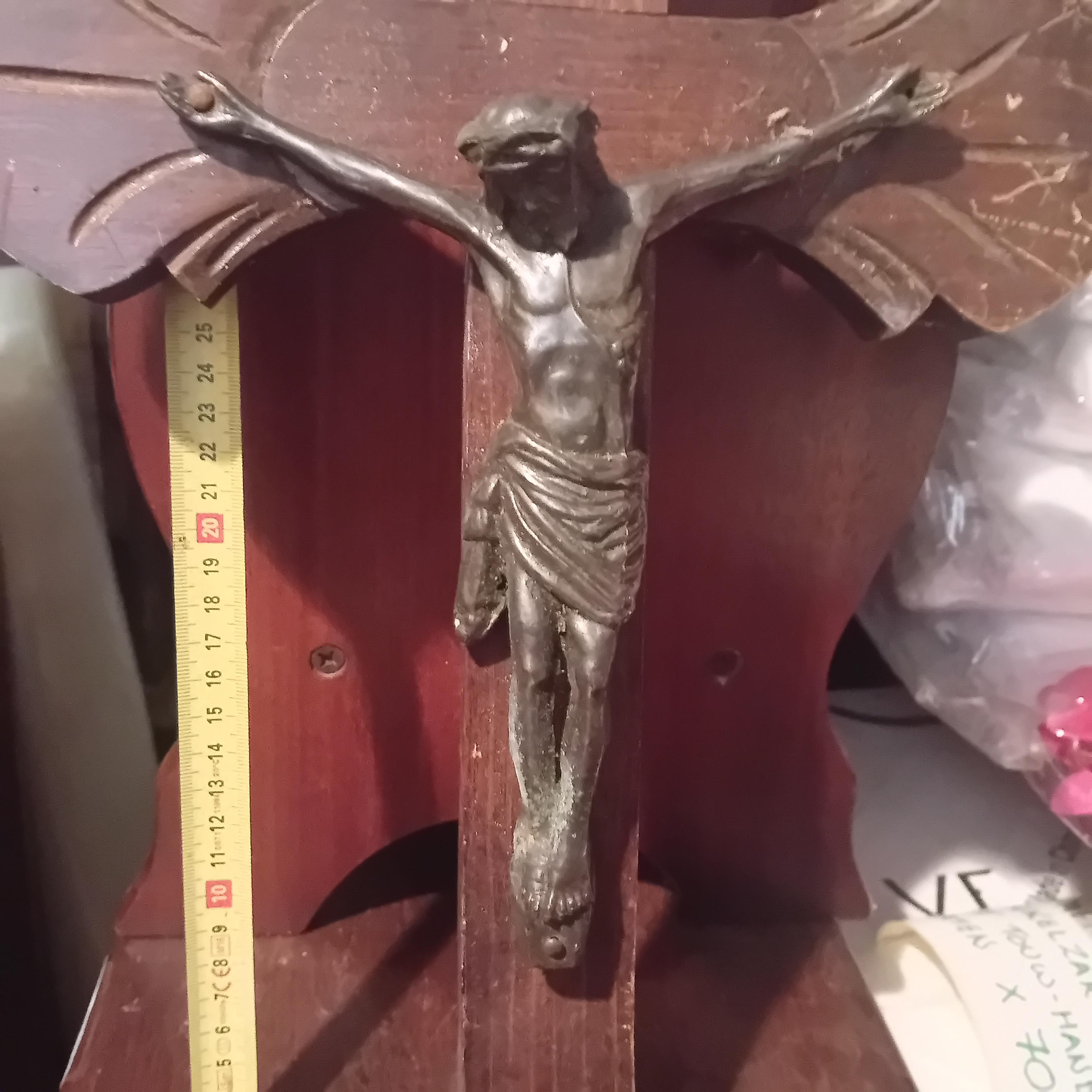 Kruisbeeld / crucifix met gedetailleerd afgewerkte kruisuiteinden op een houten achtergrondpaneel lot 8 – foto 2 – kavel bij Goeiendeal, Lommel