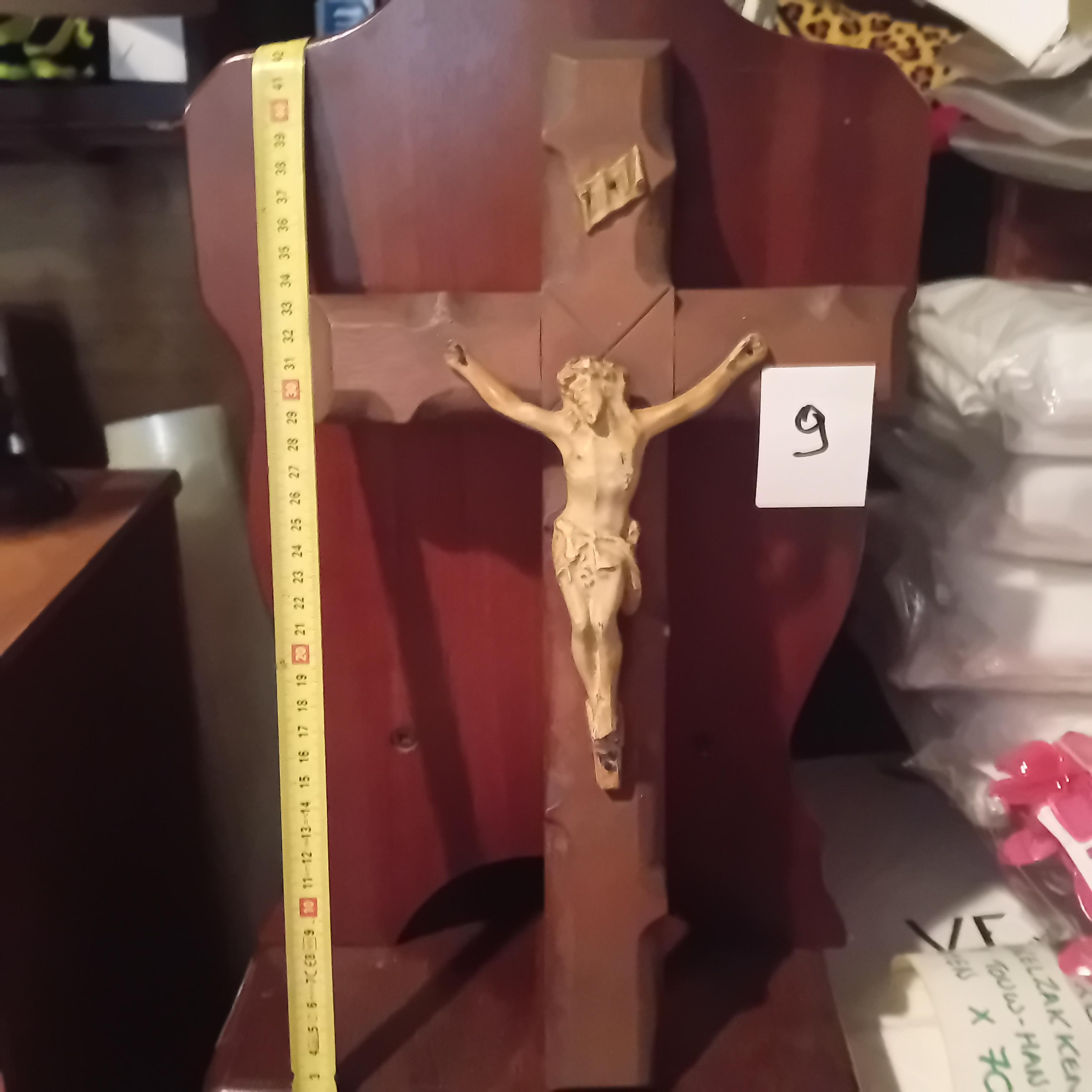 Klassiek kruisbeeld / crucifix met Jezusfiguur op een houten achtergrondpaneel lot 9 – kavel bij Goeiendeal, Lommel