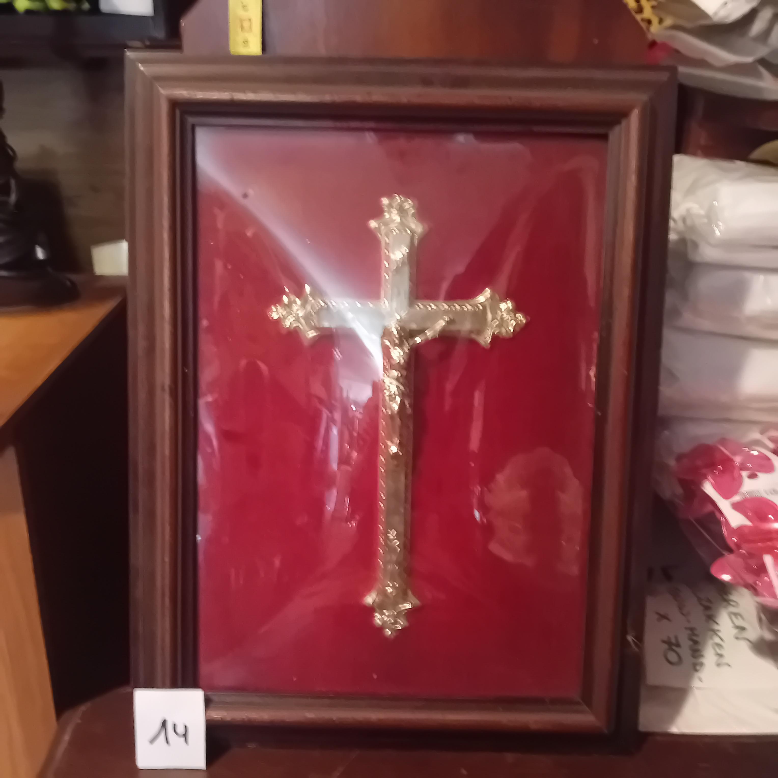 Ingekaderd goudkleurig kruisbeeld / crucifix met een rode fluwelen achtergrond onder glas lot 14 – kavel bij Goeiendeal, Lommel