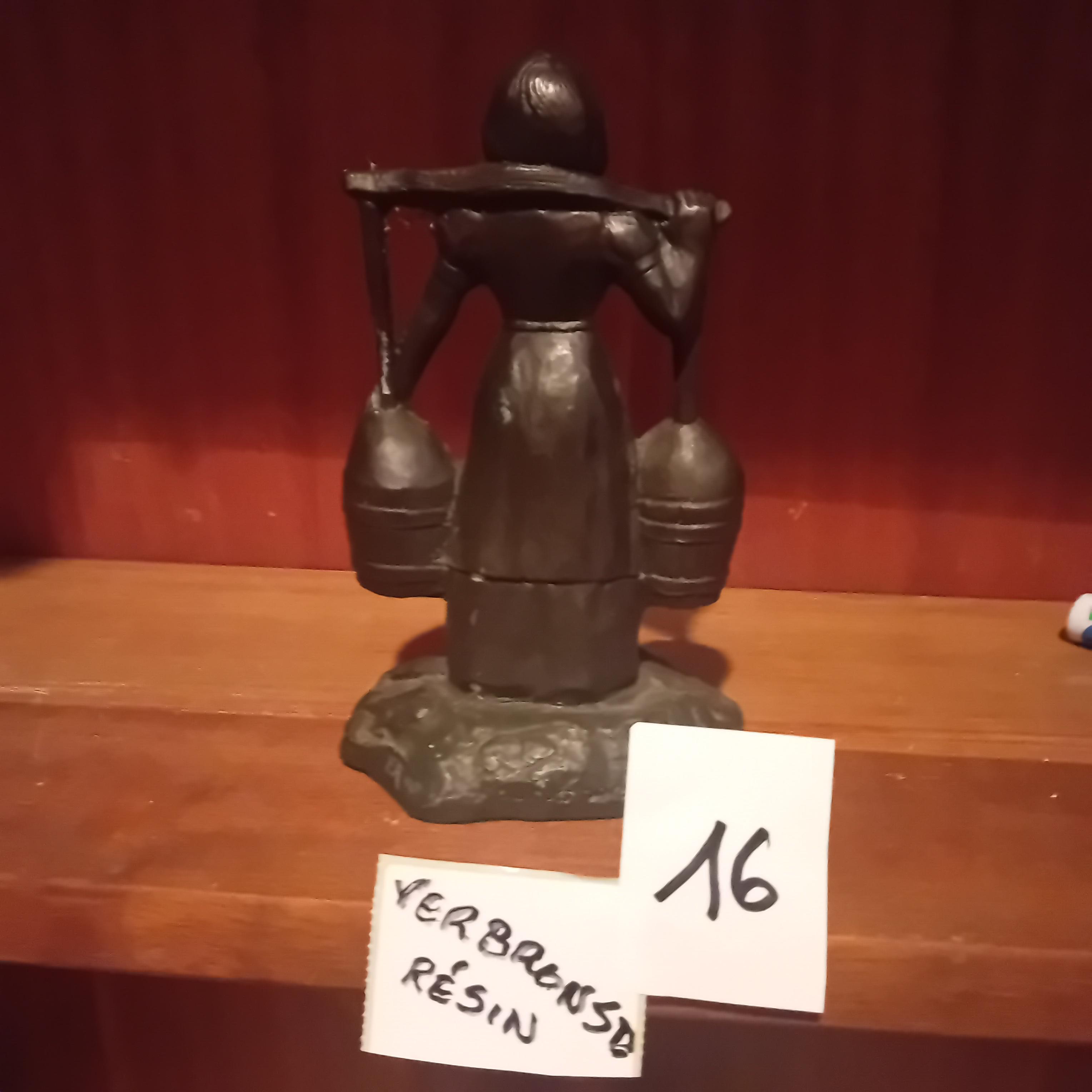 Beeld van een waterdraagster / vrouw met juk en twee emmers lot 16 – foto 2 – kavel bij Goeiendeal, Lommel