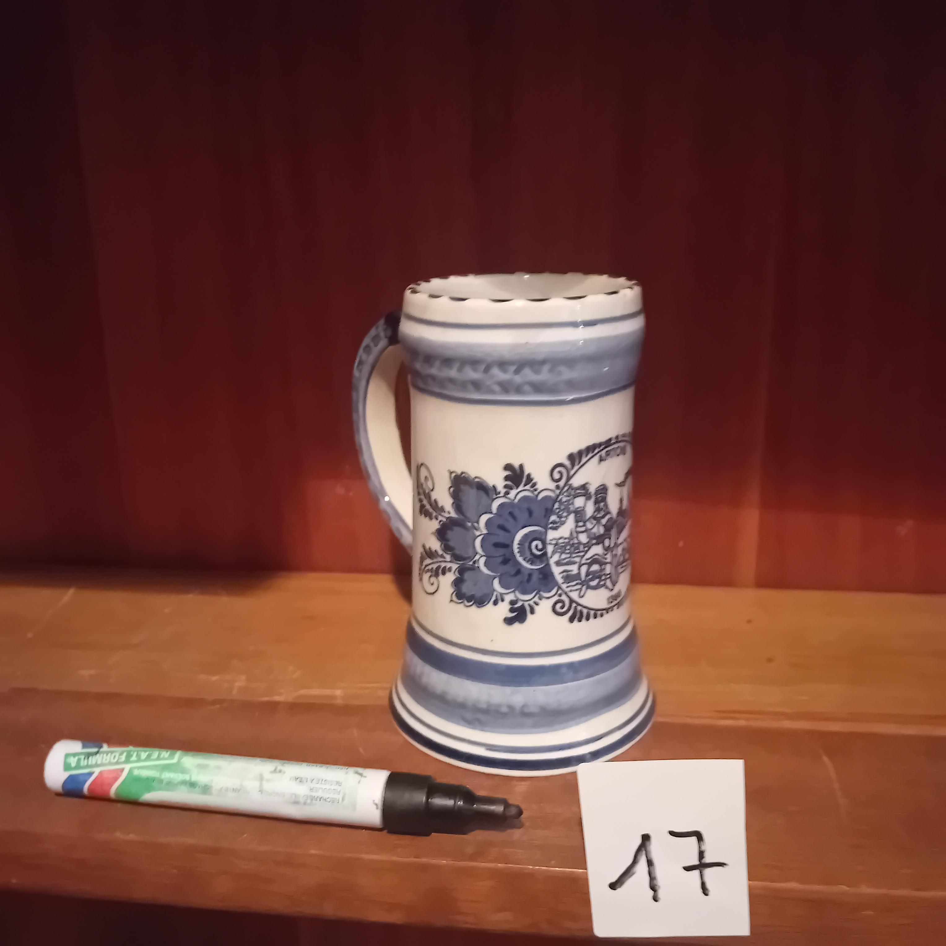 Klassieke bierpul met blauw-witte florale en figuratieve beschildering lot 17 – kavel bij Goeiendeal, Lommel