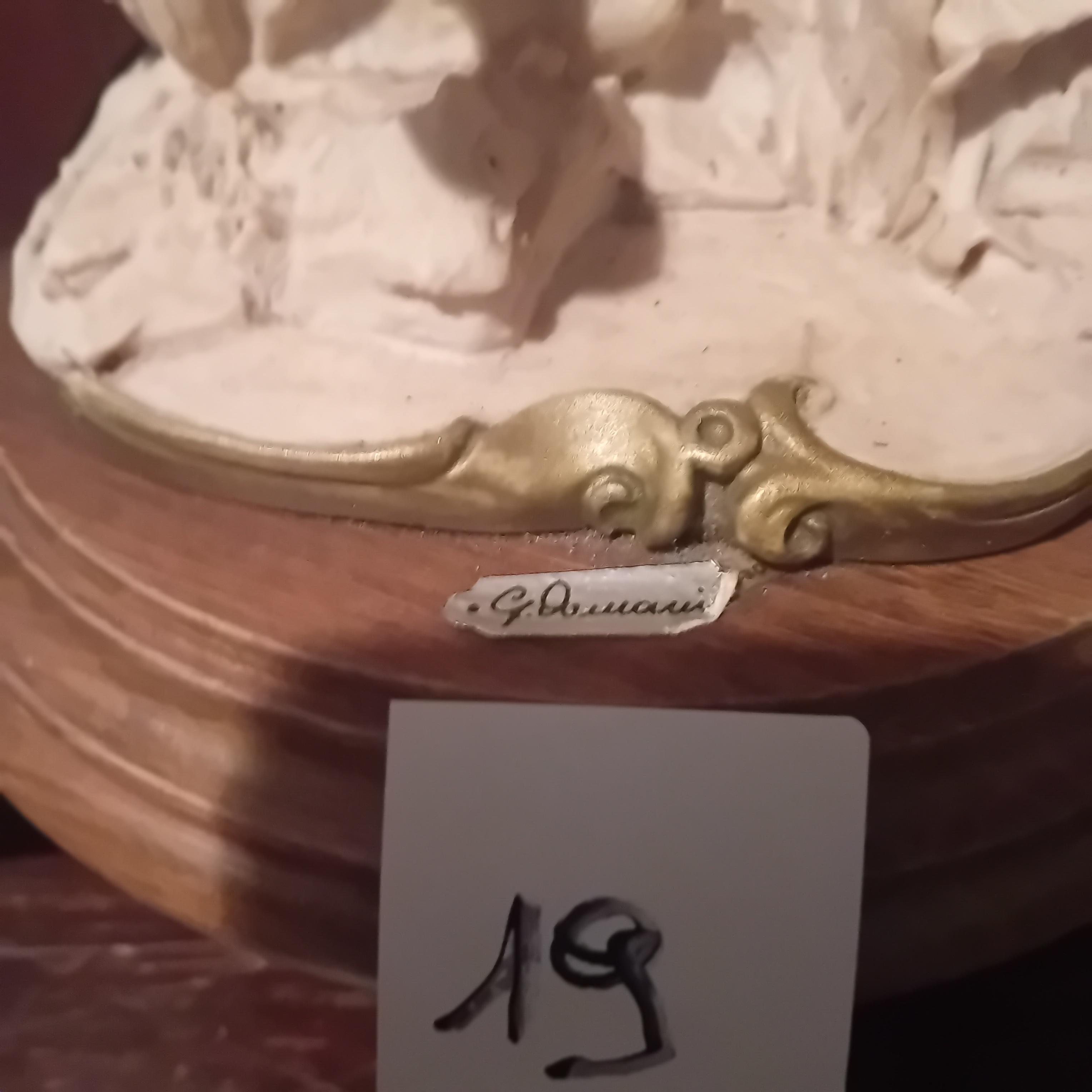 Gedetailleerd karakterbeeldje van een zittende vissersjongen met hengel en vis lot 19 – foto 2 – kavel bij Goeiendeal, Lommel