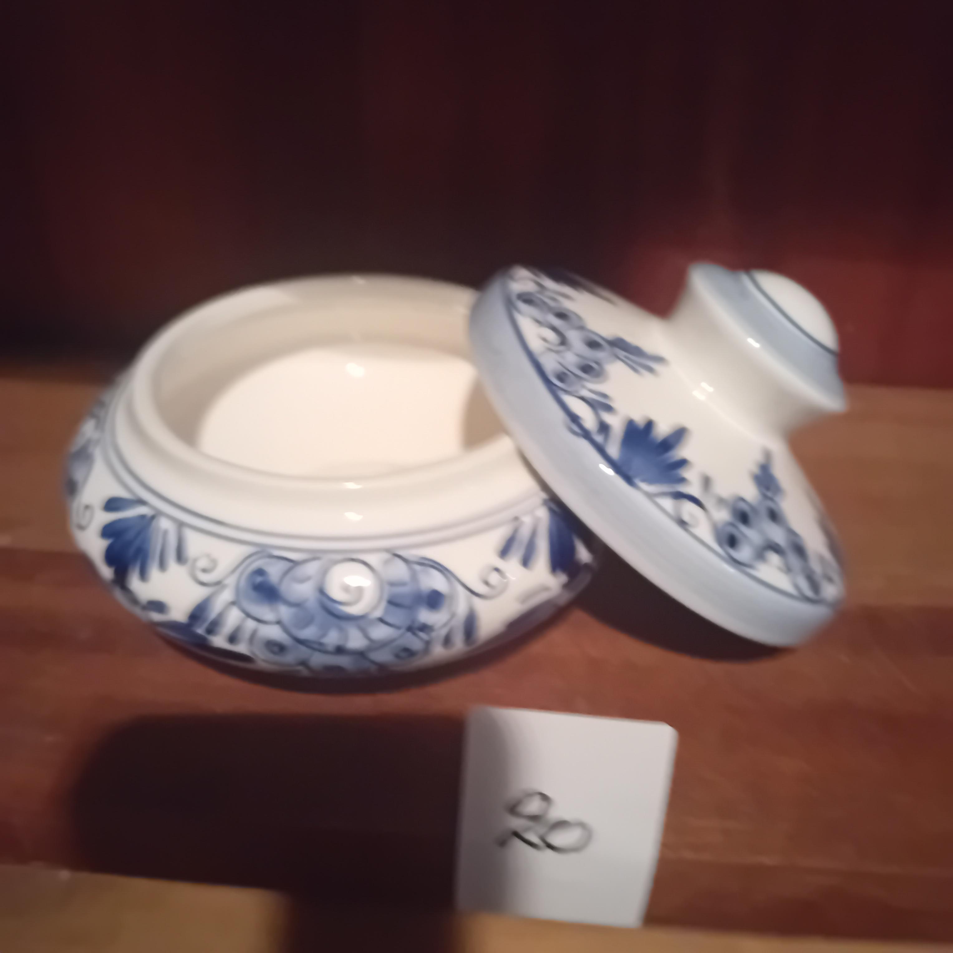 Klassieke ronde bonbonnière / voorraadpot met deksel en blauw-witte florale beschildering lot 20 – foto 2 – kavel bij Goeiendeal, Lommel